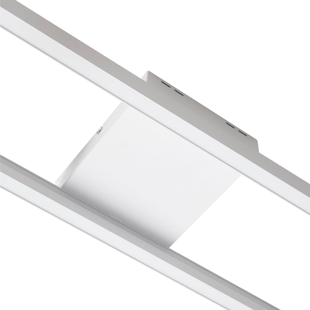 LED taklampe Tjado dimbar RGB CCT hvit 100 cm WiFi nærbilde av fjernkontroll