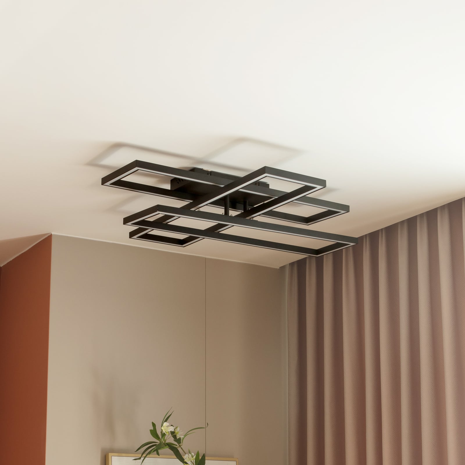 LED taklampe Tjado dimbar svart bakside