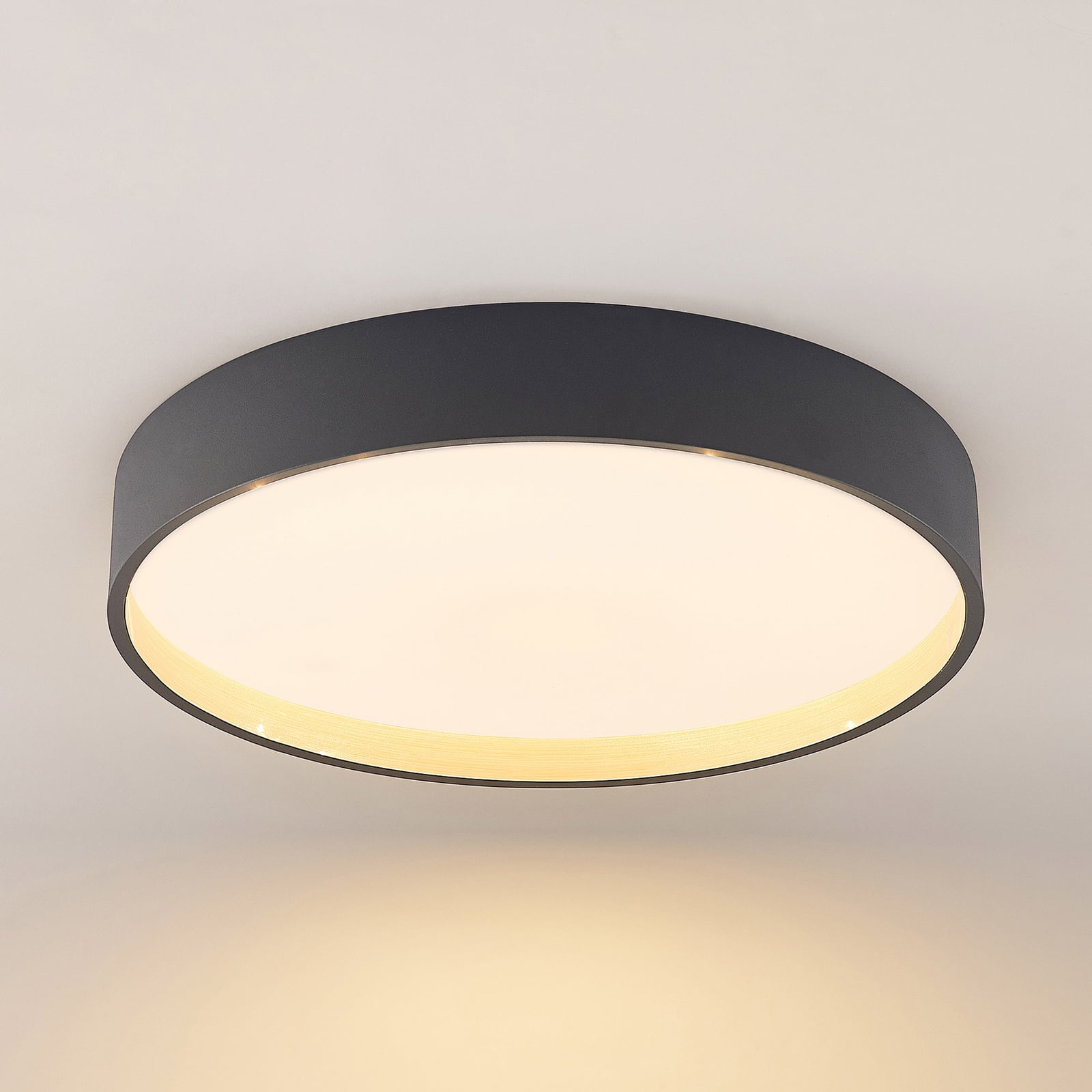 Nærbilde av LED lys i taklampe Todor dimbar CCT Ø50 cm antrasitt