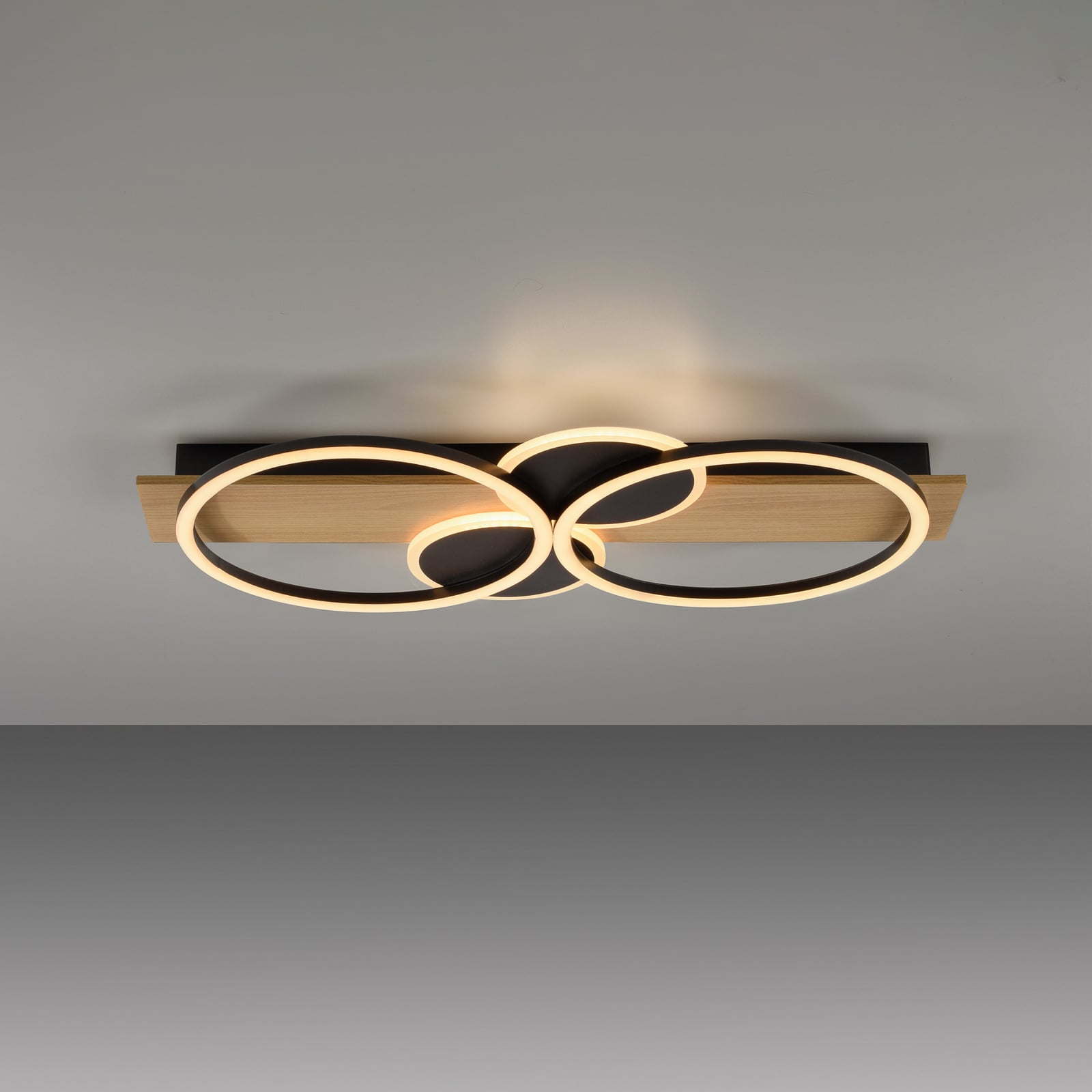 Nærbilde av tre og metall på LED taklampe Trooper