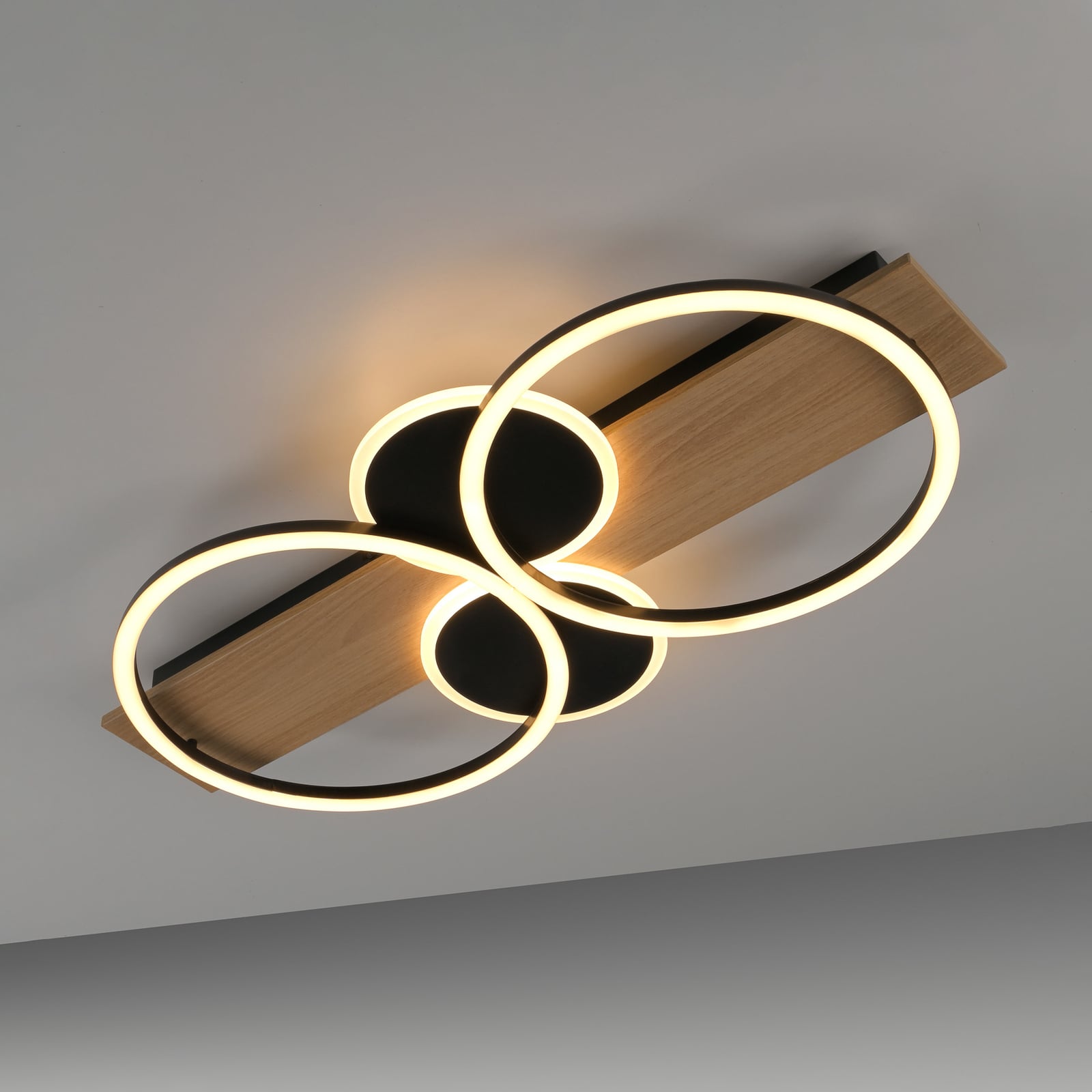 LED taklampe Trooper tre og svart metall i rom