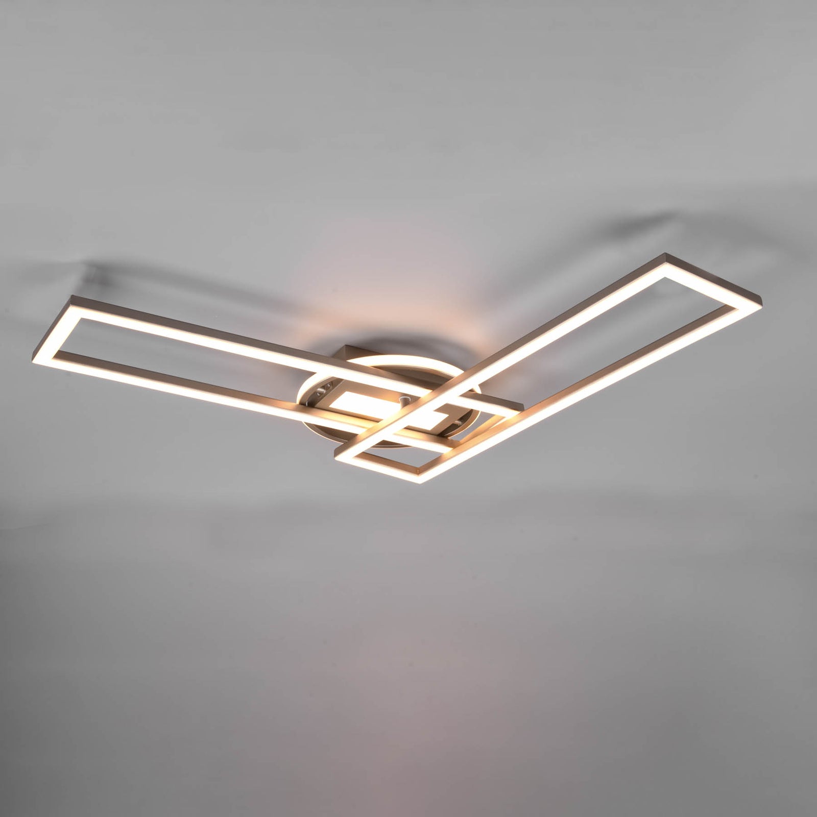Montert LED taklampe Twister dimbar med fjernkontroll CCT 90 cm i rom