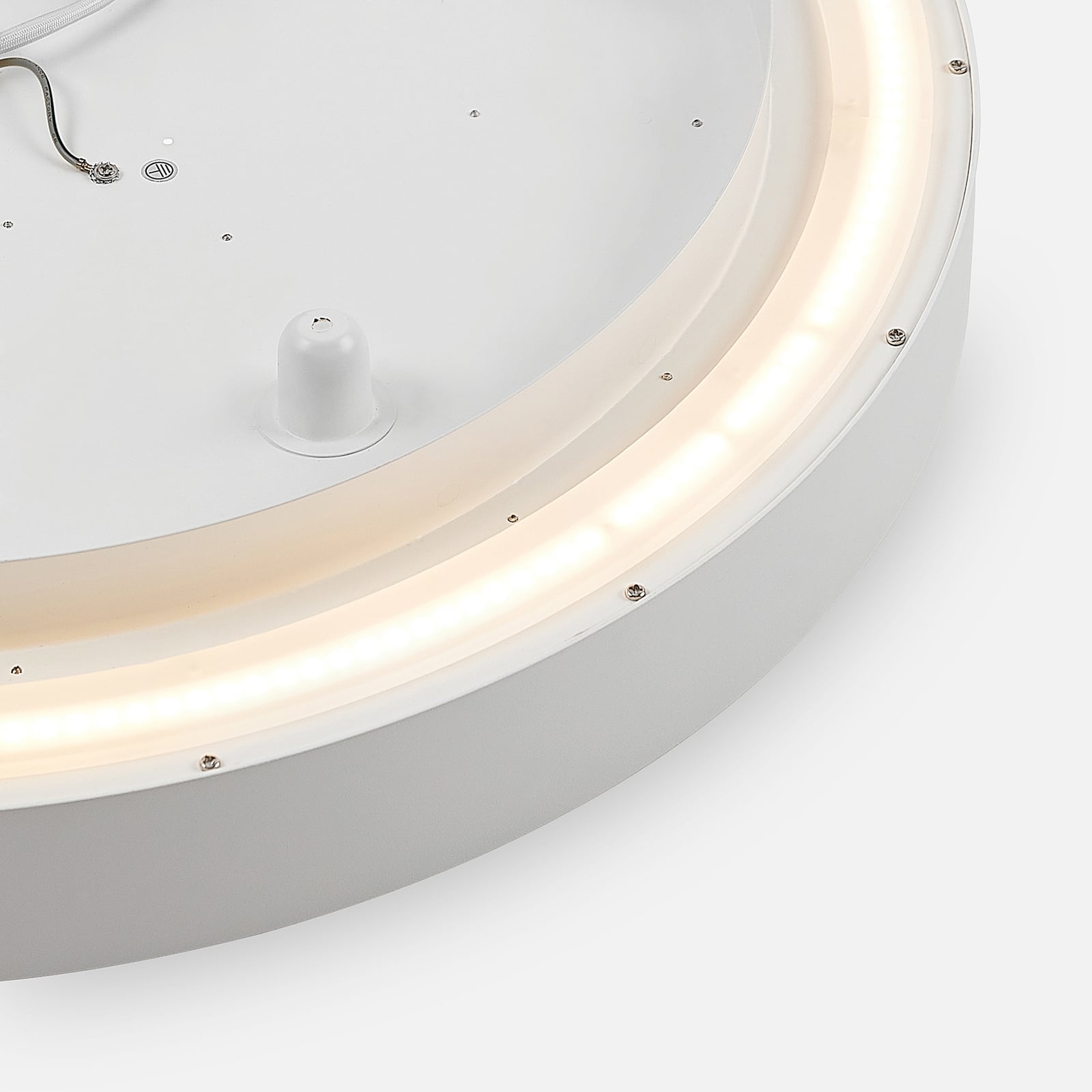 LED taklampe Vanida opp og ned dimbar hvit Ø60 cm 57W monteringsdetalj