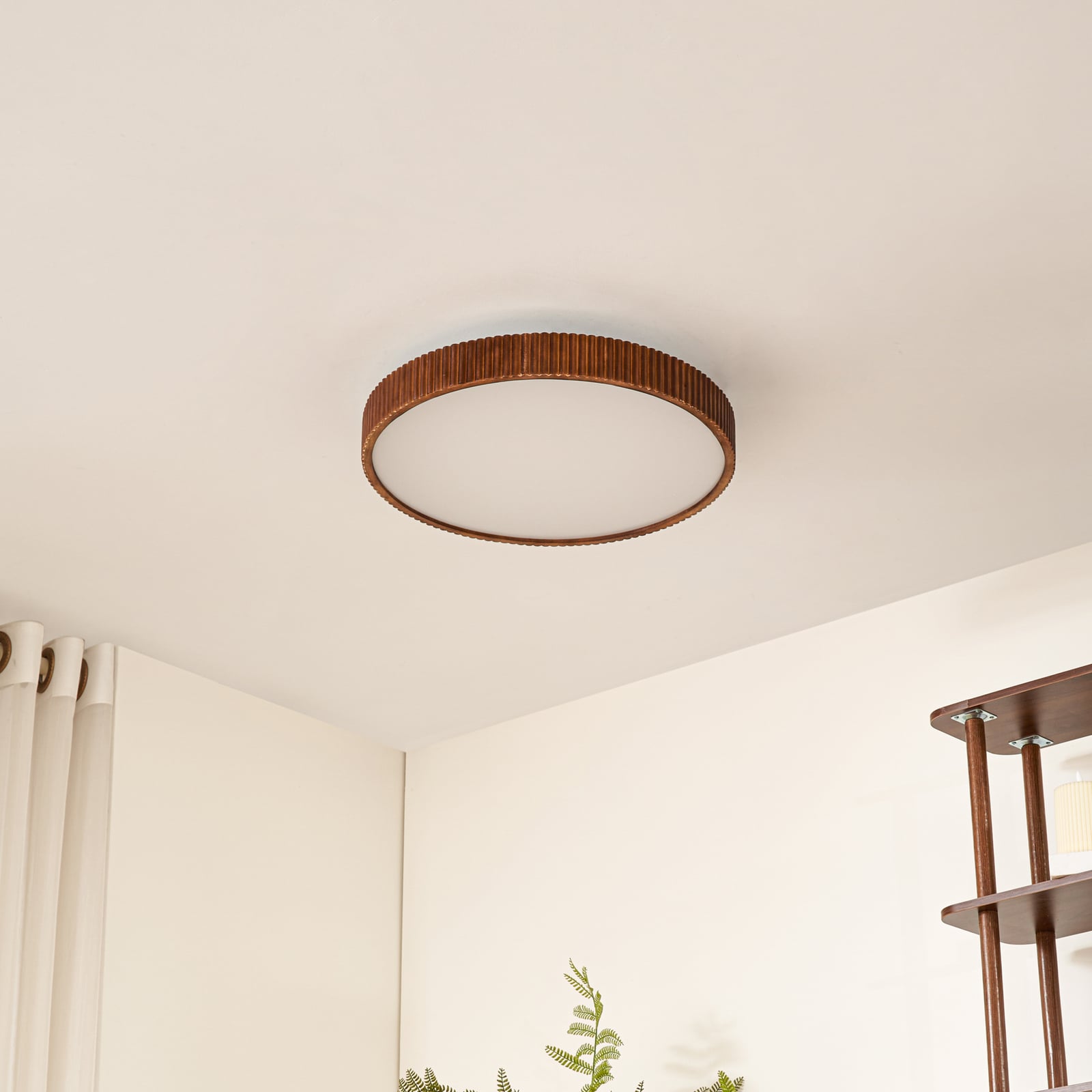 Montert LED taklampe Velua CCT tre/hvit i rom