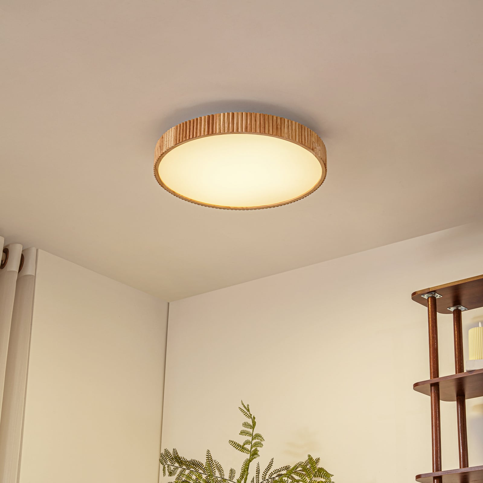 LED taklampe Velua hvit/tre CCT dimbar Ø50 cm bakside