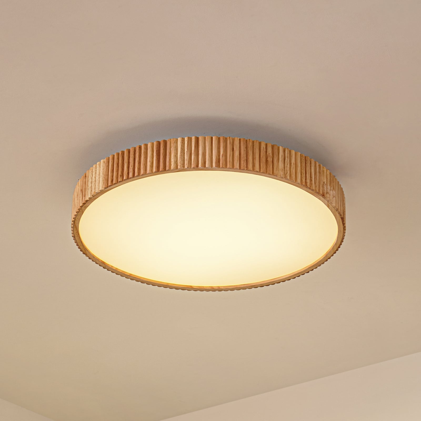 LED taklampe Velua hvit/tre CCT dimbar Ø50 cm forfra
