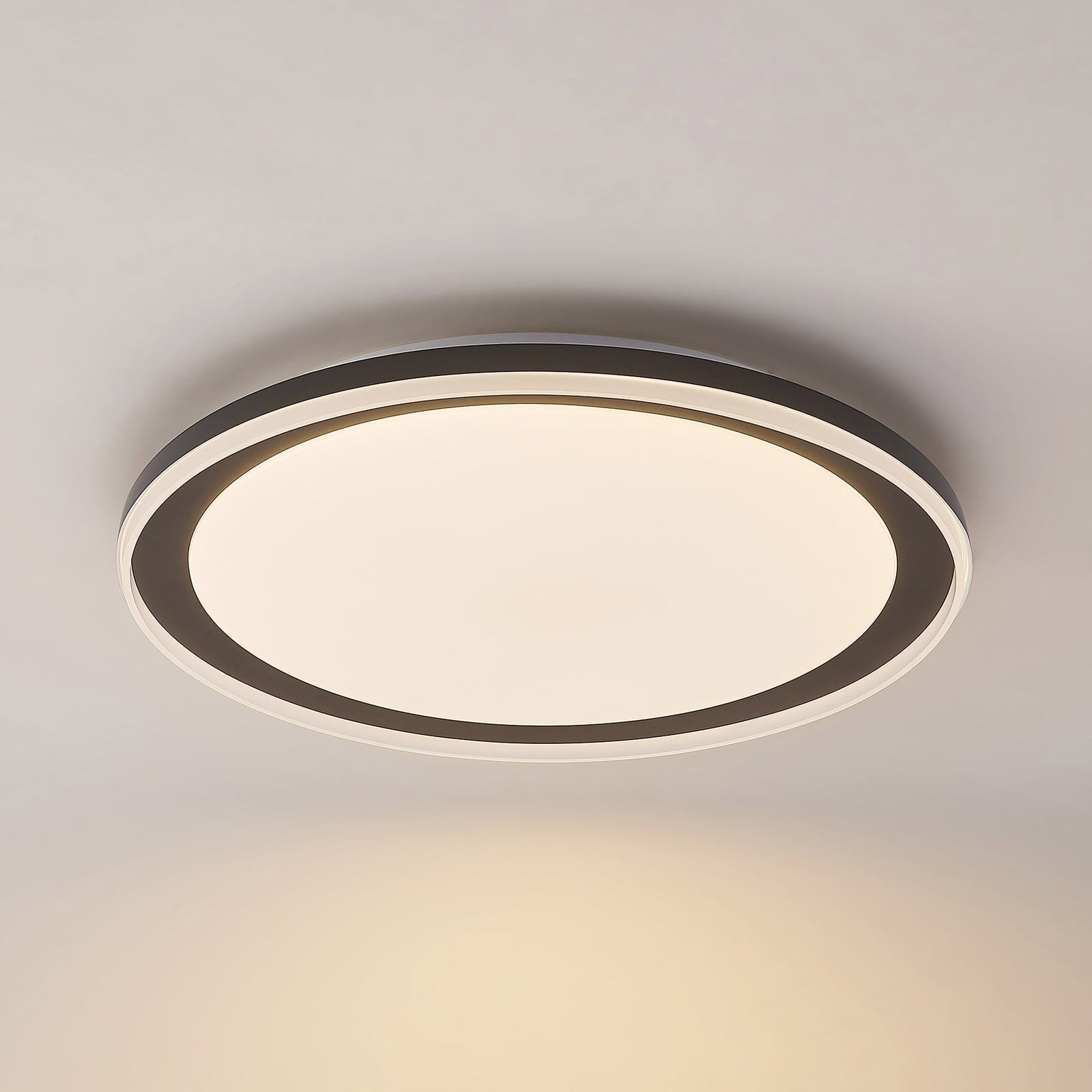 LED taklampe Verdan dimbar CCT med fjernkontroll Ø55 cm svart fra siden
