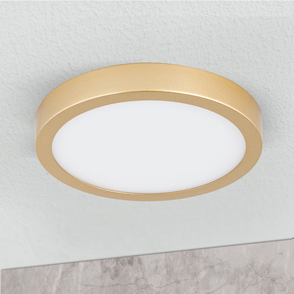 LED taklampe Vika rund matt gull detalj av finish