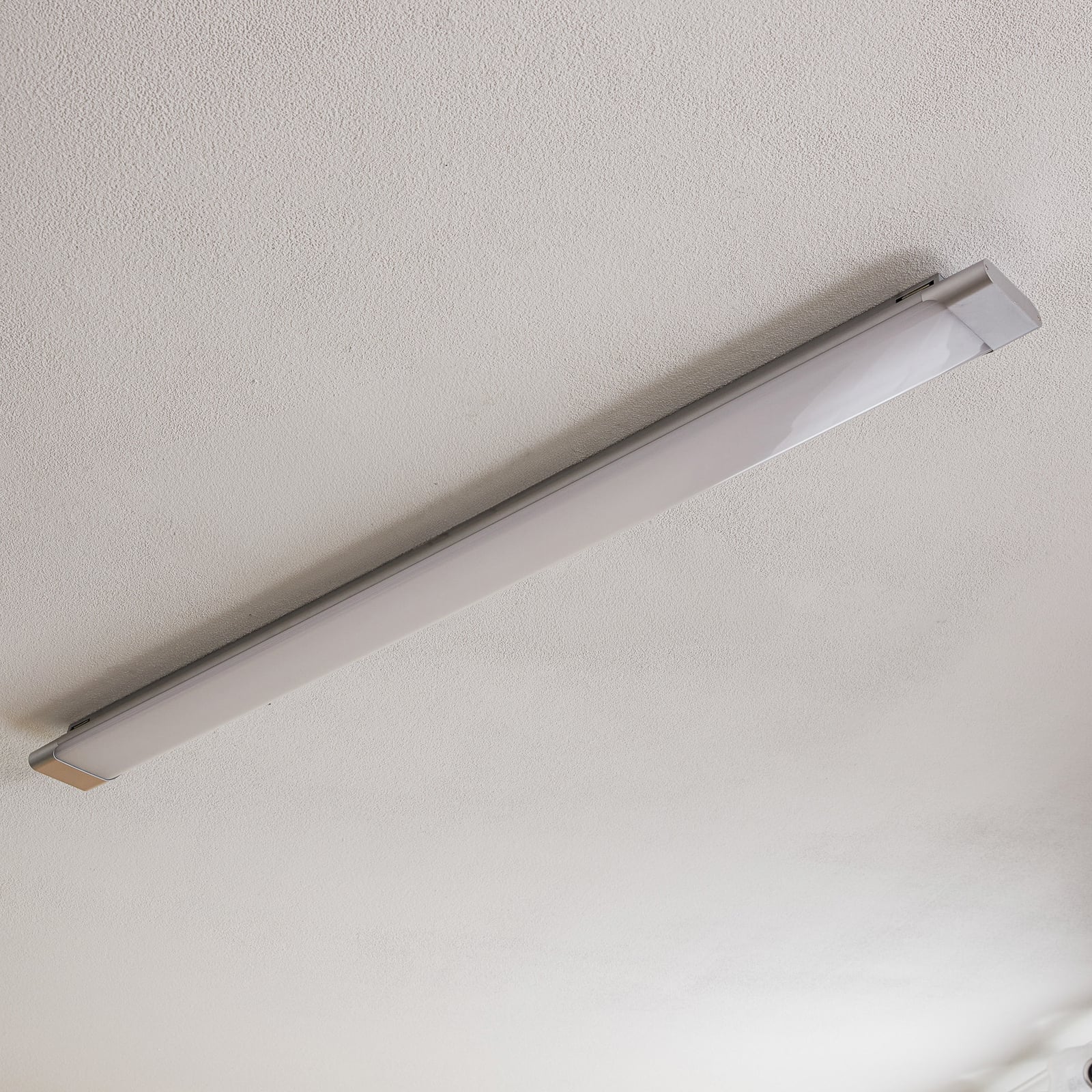 LED taklampe Vinca hvit/sølv forfra