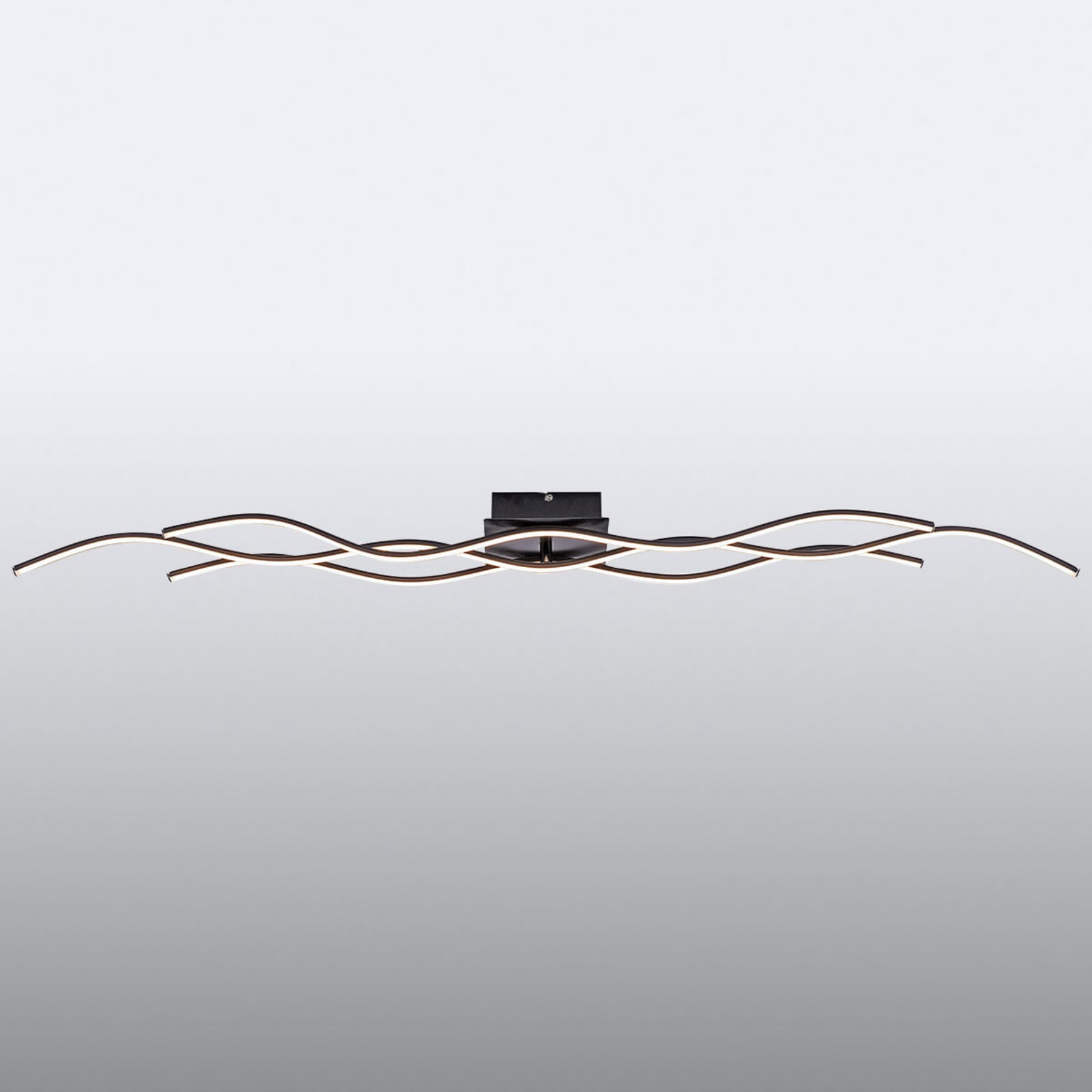 LED taklampe Wave montert i stue