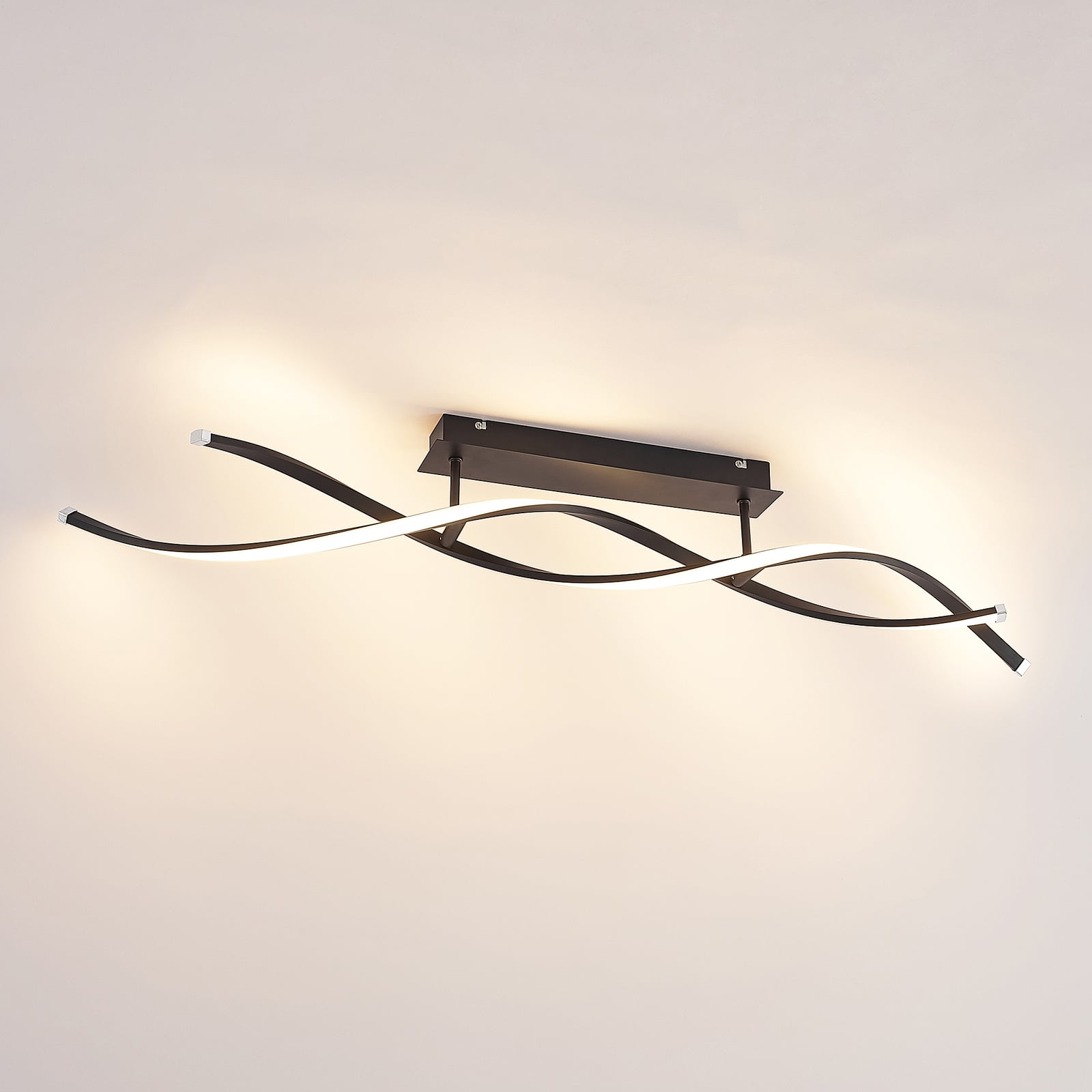LED taklampe Welina dimbar svart 107 cm montert i rom