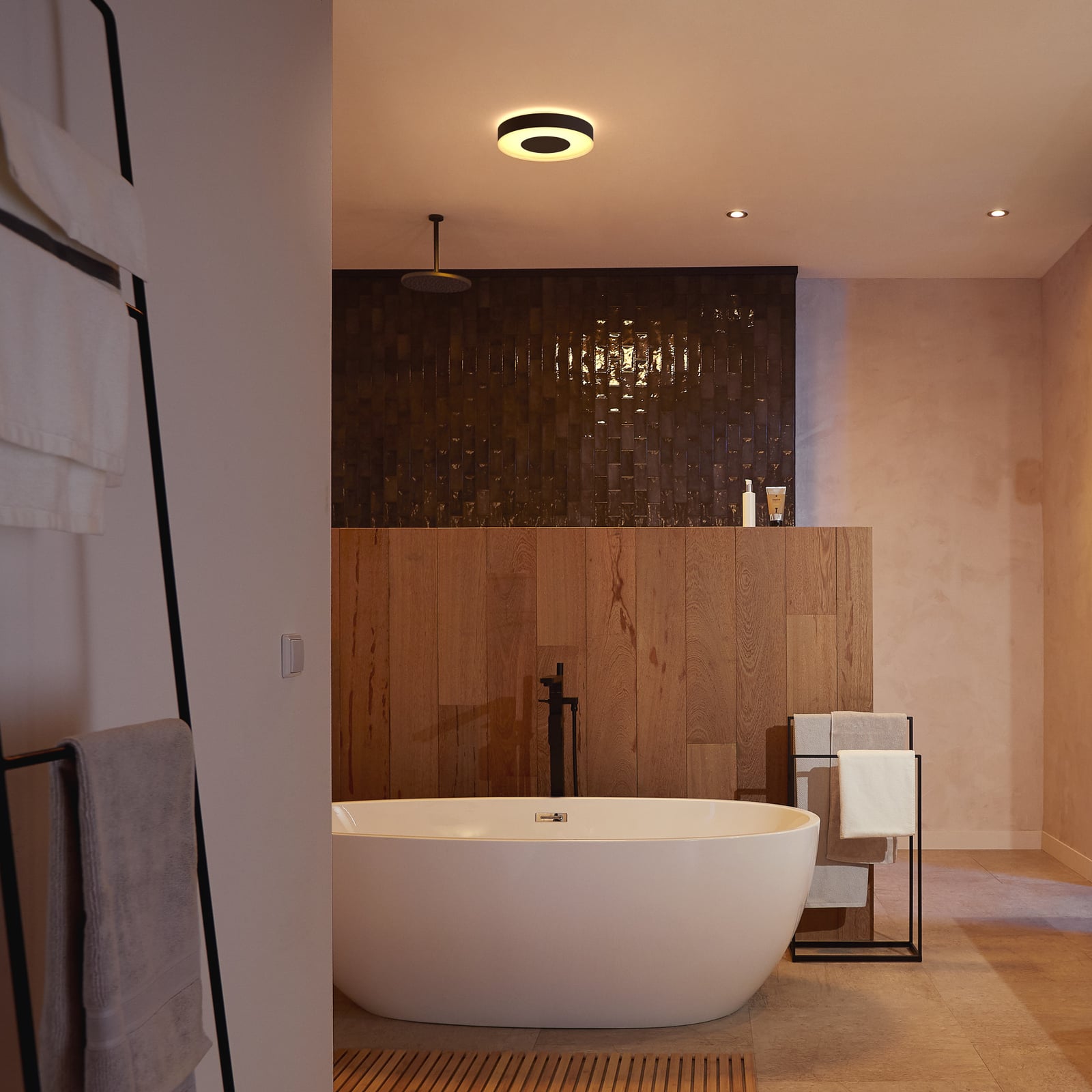 LED-taklampe Xamento smart styring via app på nettbrett
