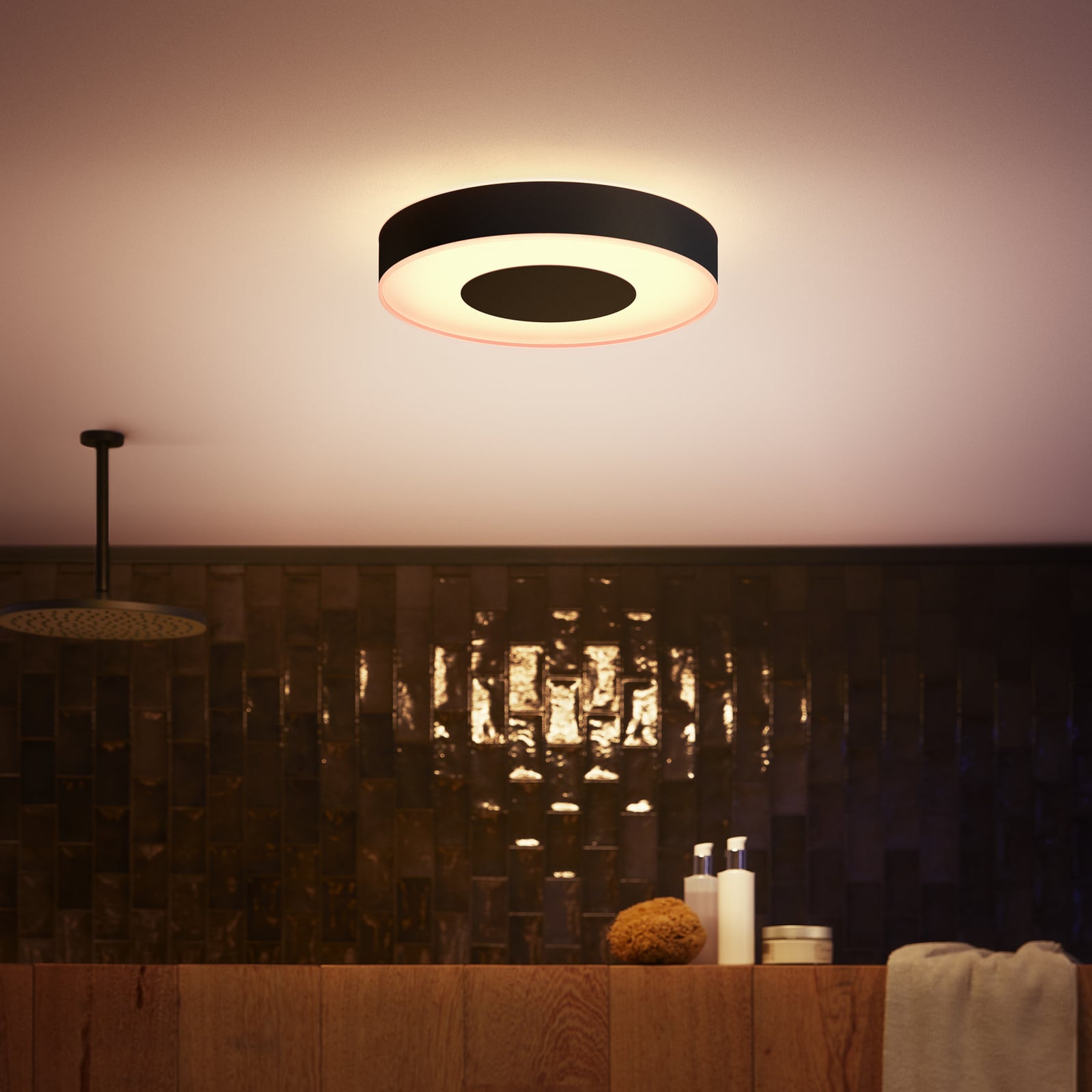 LED-taklampe Xamento bakside med monteringsdetaljer