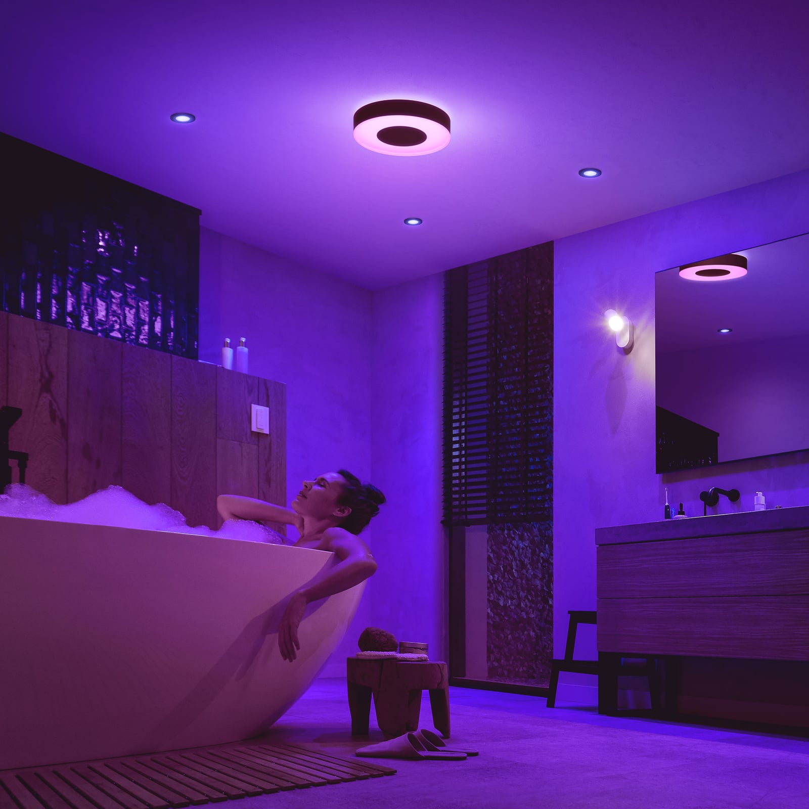 LED-taklampe Xamento viser fargeendringer i RGB-modus