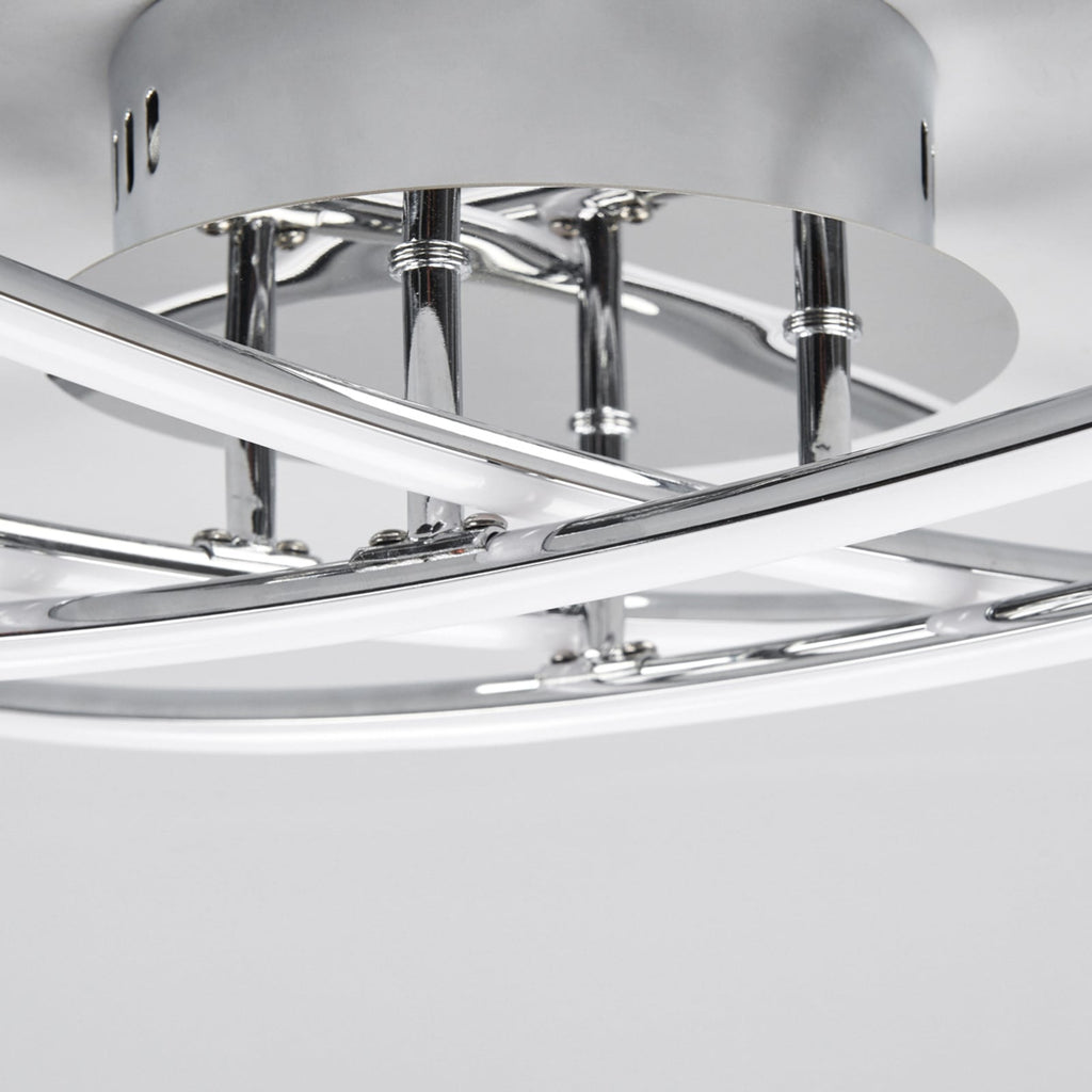 Nærbilde av LED taklampe Yael gitterdesign krom 67x67 cm