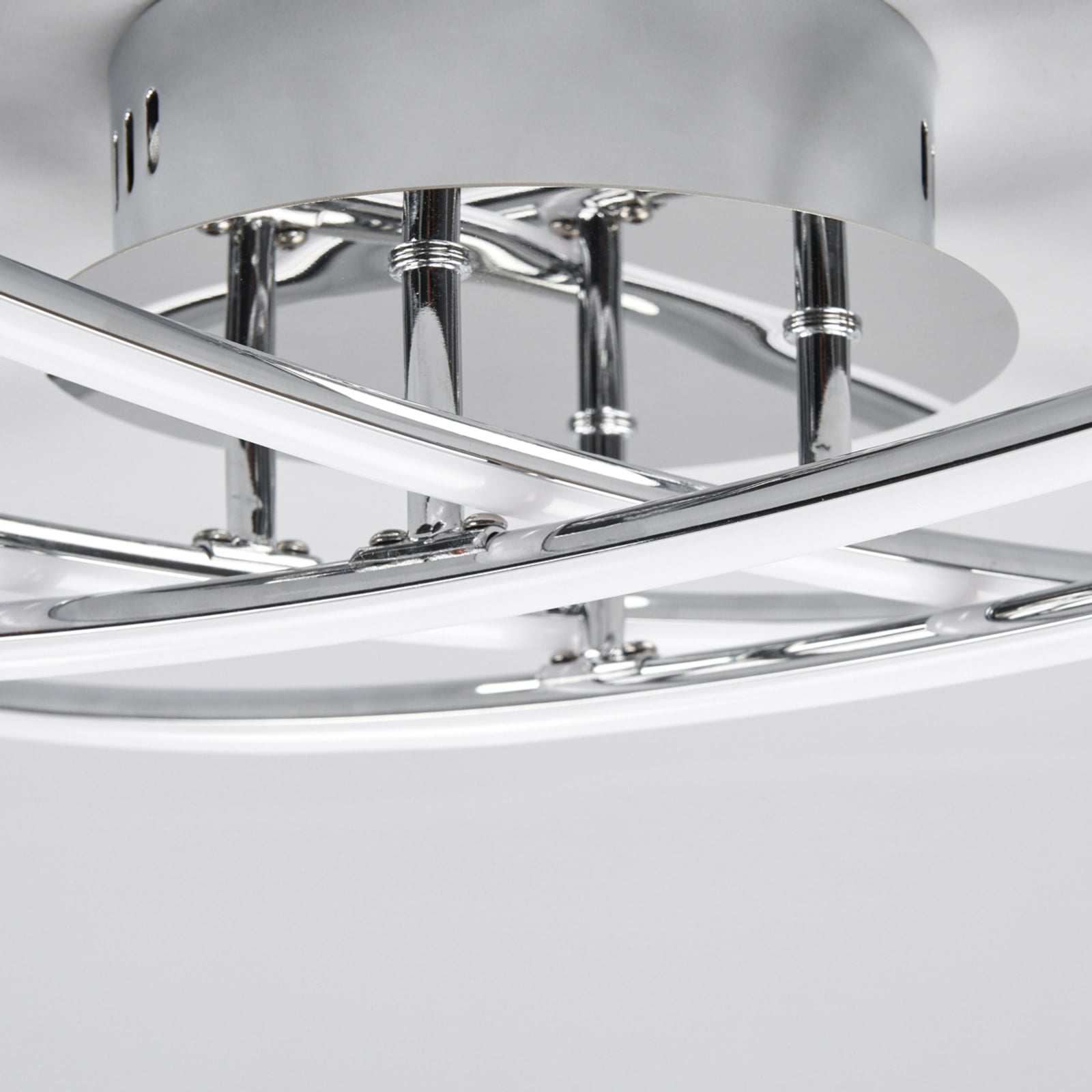 Nærbilde av LED taklampe Yael gitterdesign krom 67x67 cm