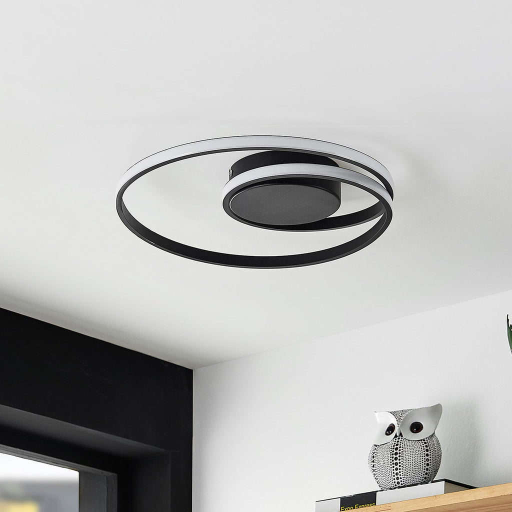 LED taklampe Youna dimbar svart aluminium Ø39 cm montert i rom