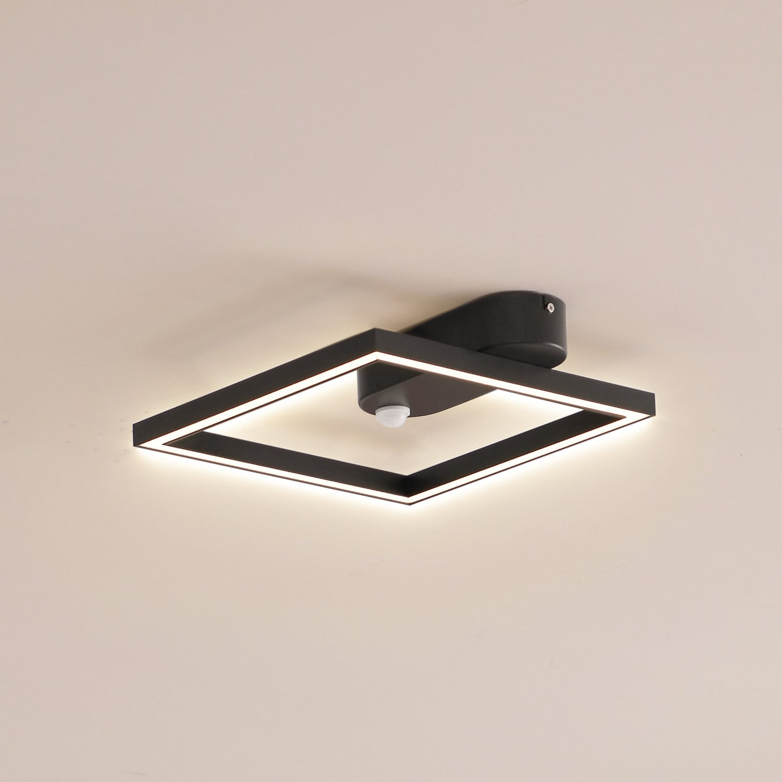 LED taklampe Yulla med bevegelsessensor svart forfra