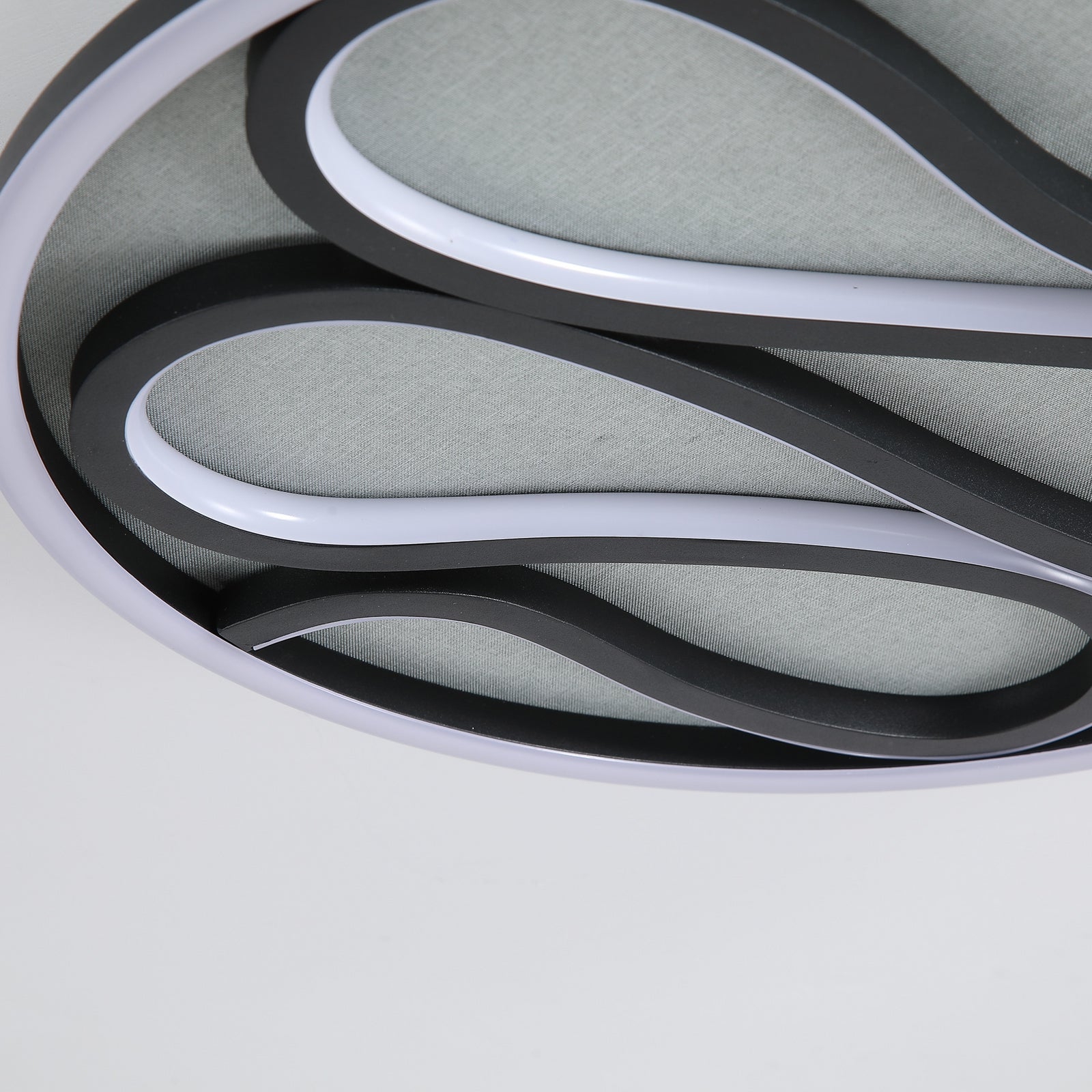 Montert LED taklampe Zendisc dråpemotiv dimbar svart Ø39 cm i rom