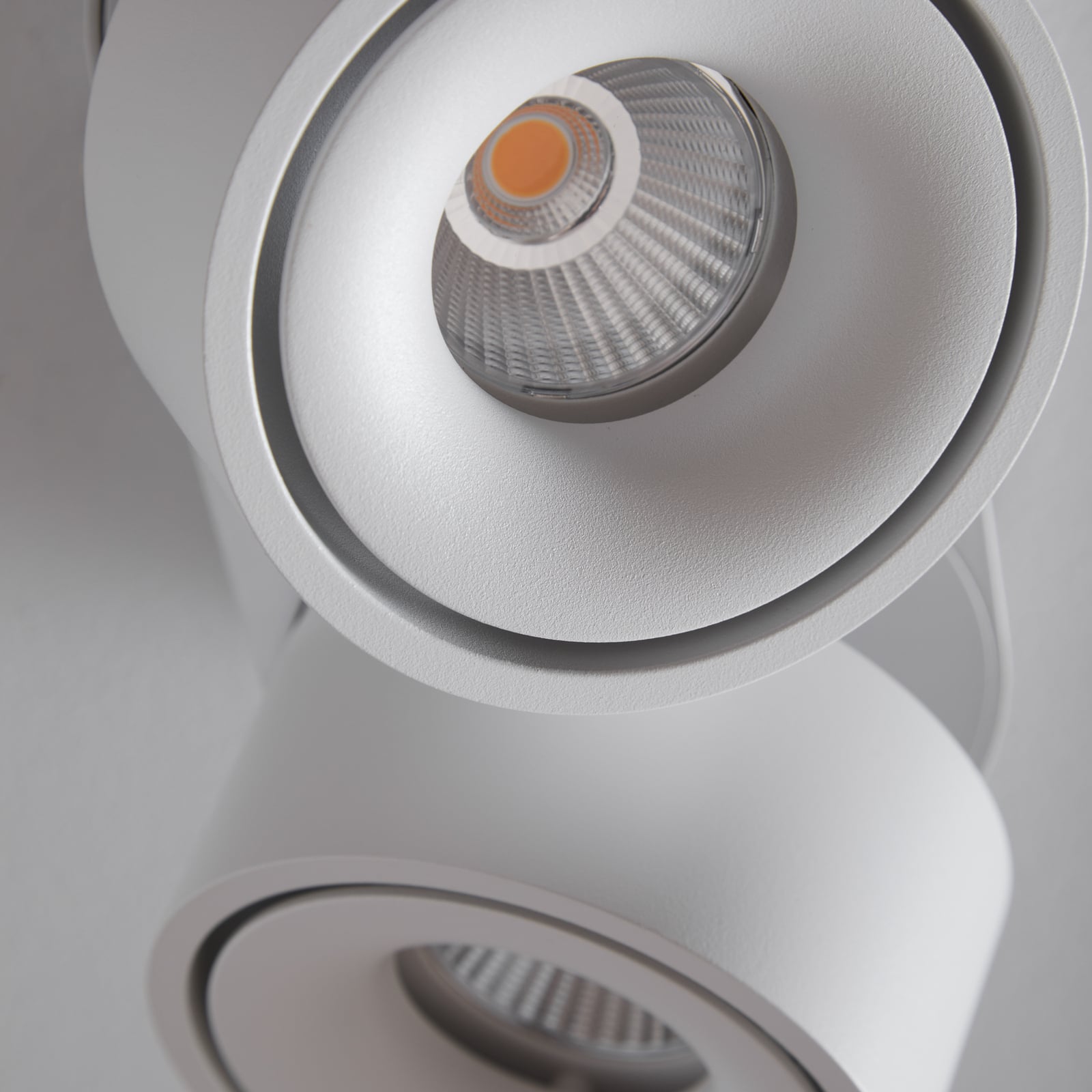 LED takspot Aim 2-lys dimbar hvit aluminium 26W nærbilde av lyskilde