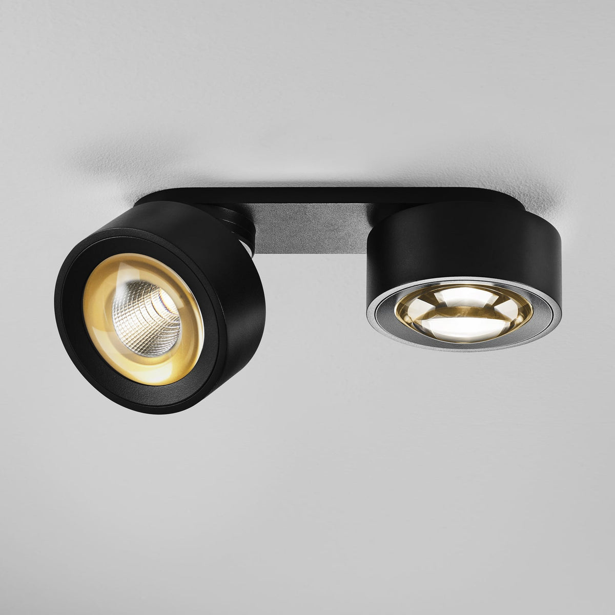 LED takspot Clippo Optic Duo 2-lys svart/gull dim-to-warm detalj av justerbare hoder
