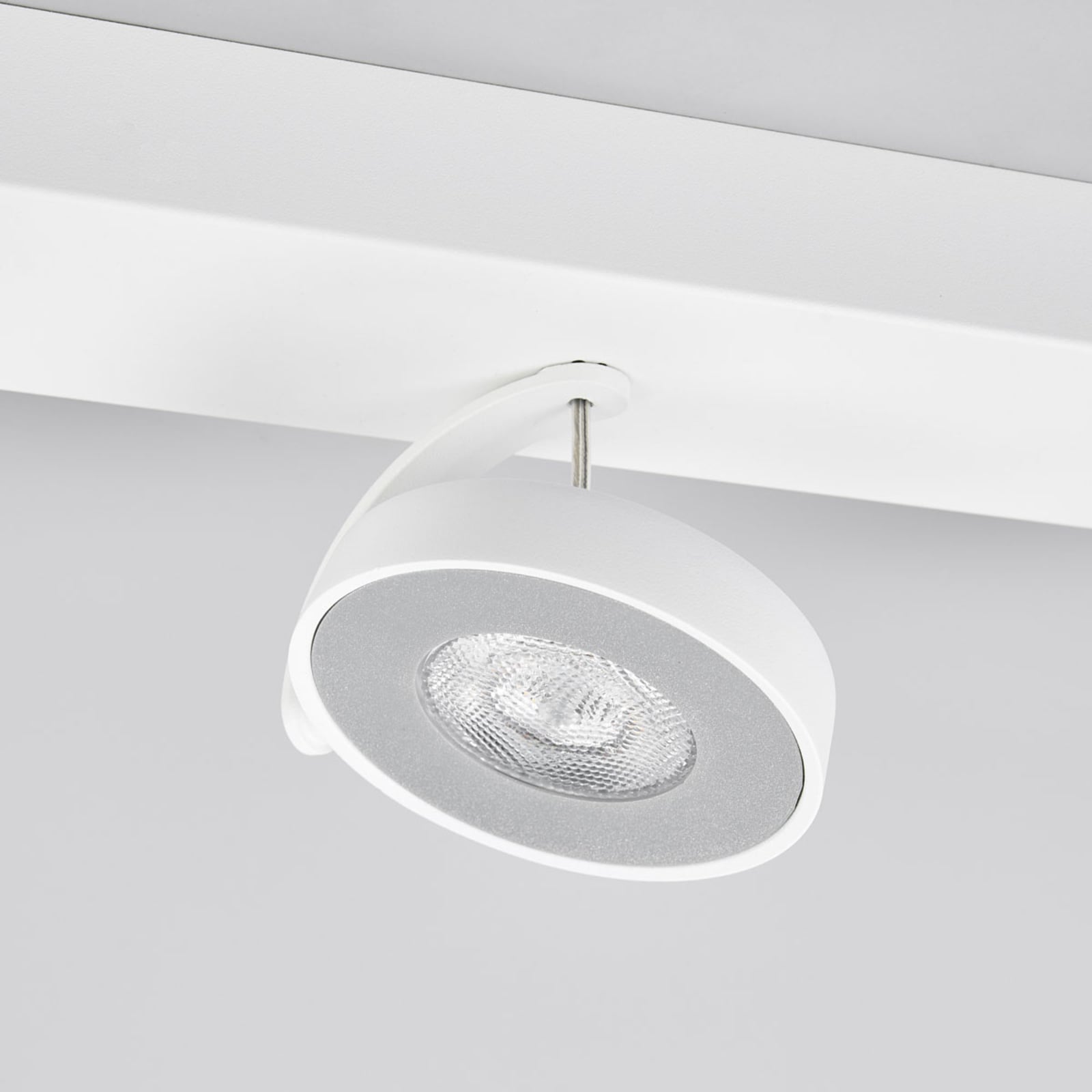 Sidevisning av LED takspot Clockwork 4-lys hvit 16W varmhvit dimbar Philips