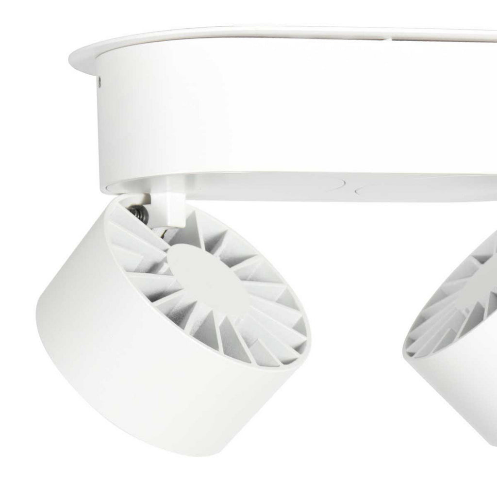 LED takspot Fez 2-lys hvit dimbar svingbar 2700K montert i rom