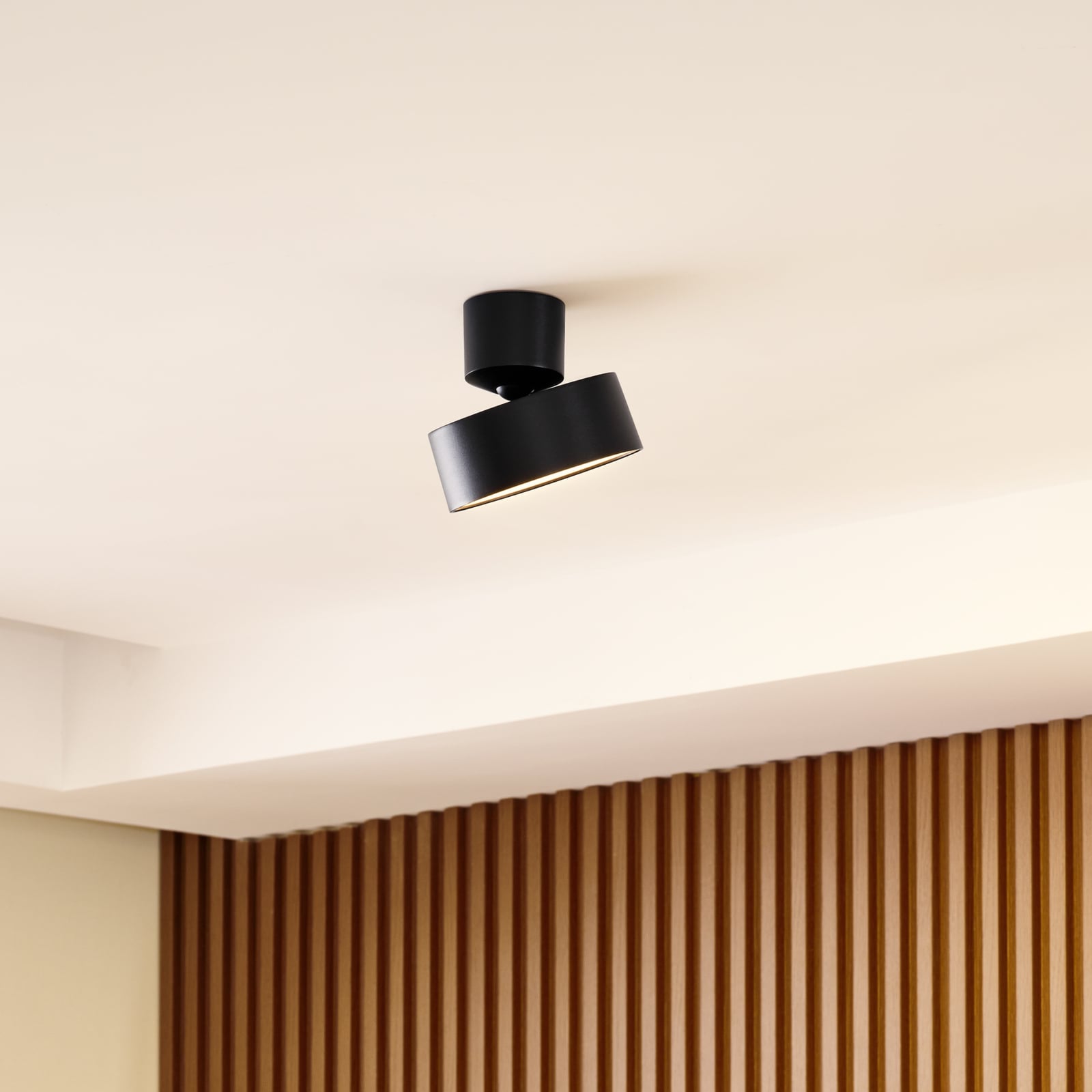 LED takspot Nivoria svingbar svart aluminium Ø14 cm fra forfra