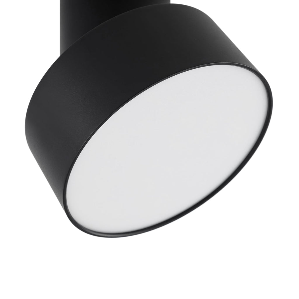 LED takspot Nivoria svingbar svart aluminium lys i bruk