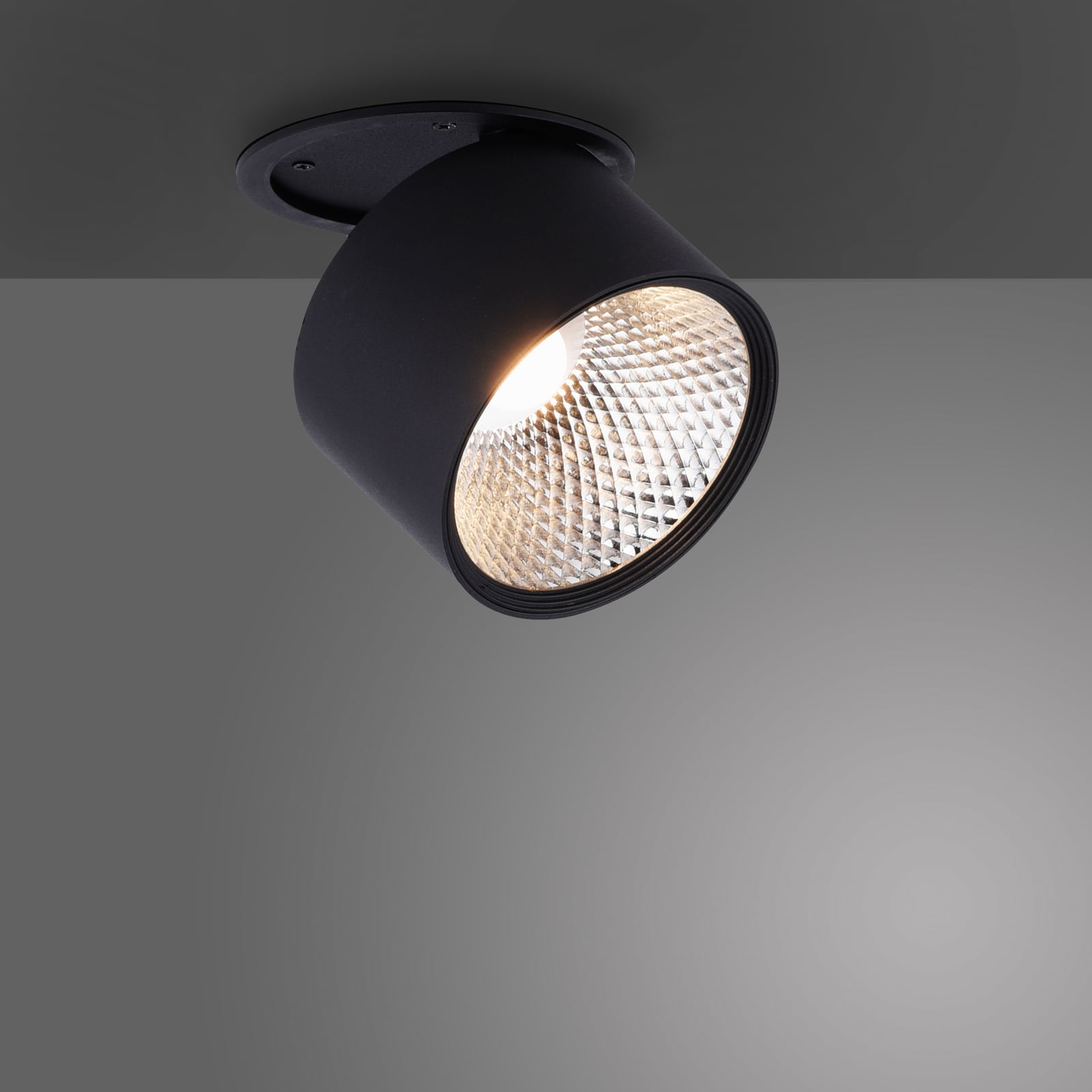 LED takspot Nola 1-lys svart dimbar 15W Ø15 cm nærbilde av lampe