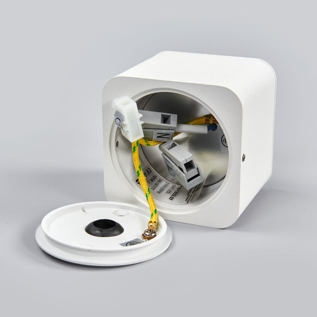 LED takspot Oso firkantet dimbar hvit matt IP44 8W monteringsdetalj