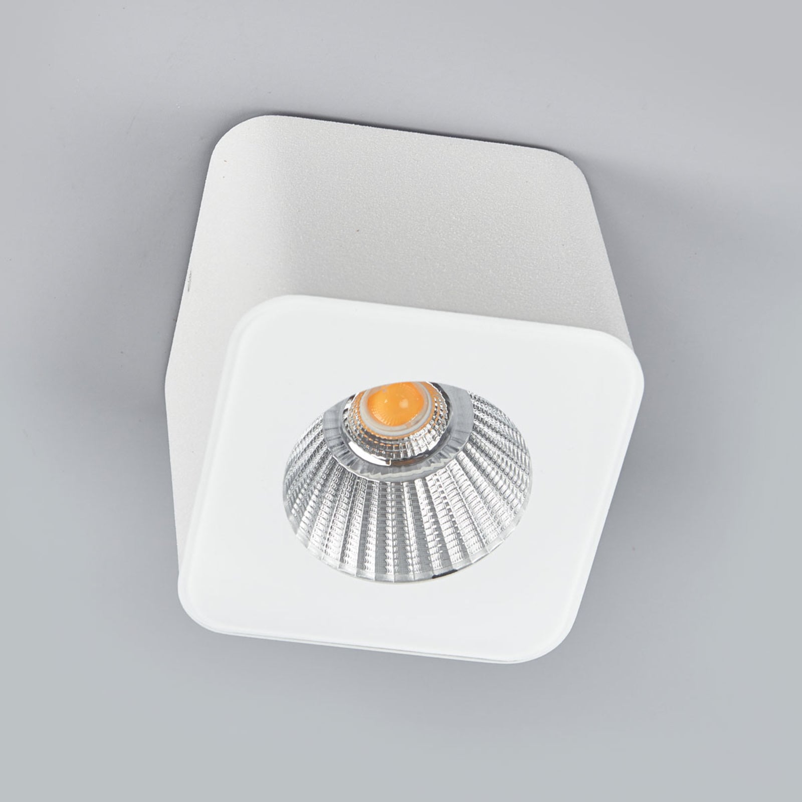 Montert LED takspot Oso firkantet dimbar hvit matt IP44 8W i rom
