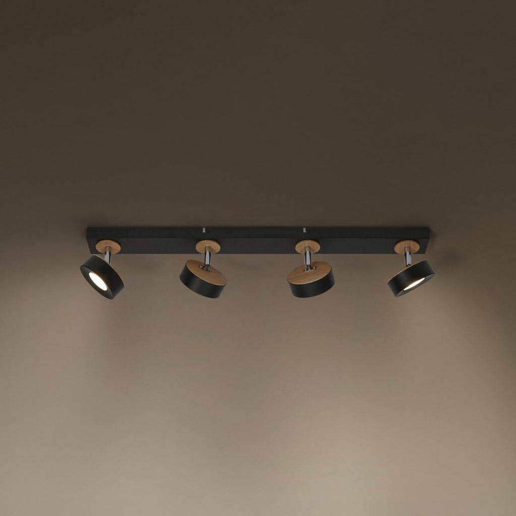 LED takspot Pluto 4-lys svart metall og tre forfra