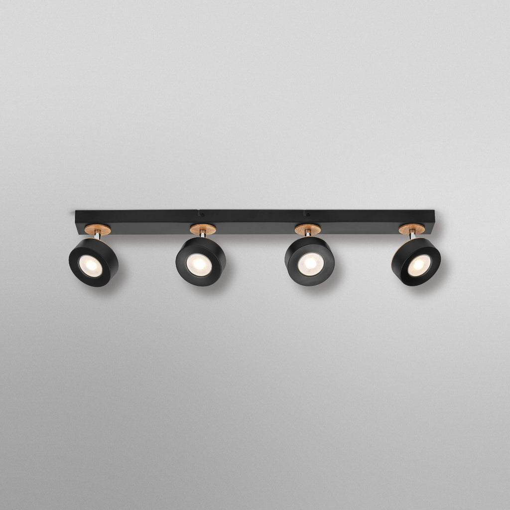 Montert LED takspot Pluto 4-lys svart metall og tre i rom
