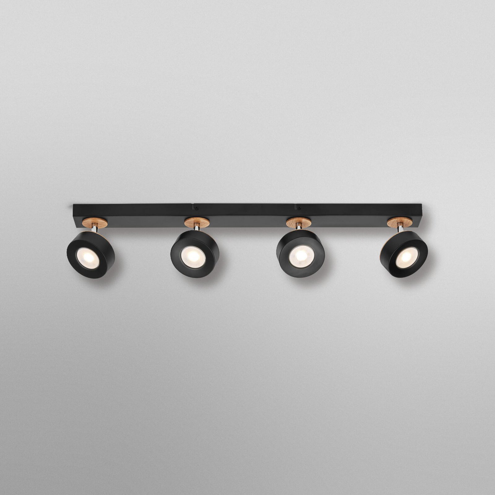 Montert LED takspot Pluto 4-lys svart metall og tre i rom