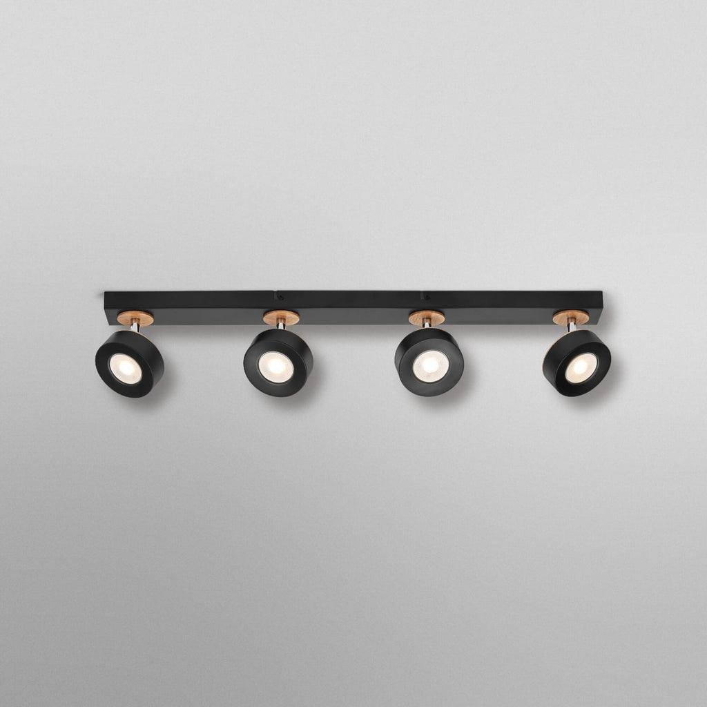 Montert LED takspot Pluto 4-lys svart metall og tre i rom
