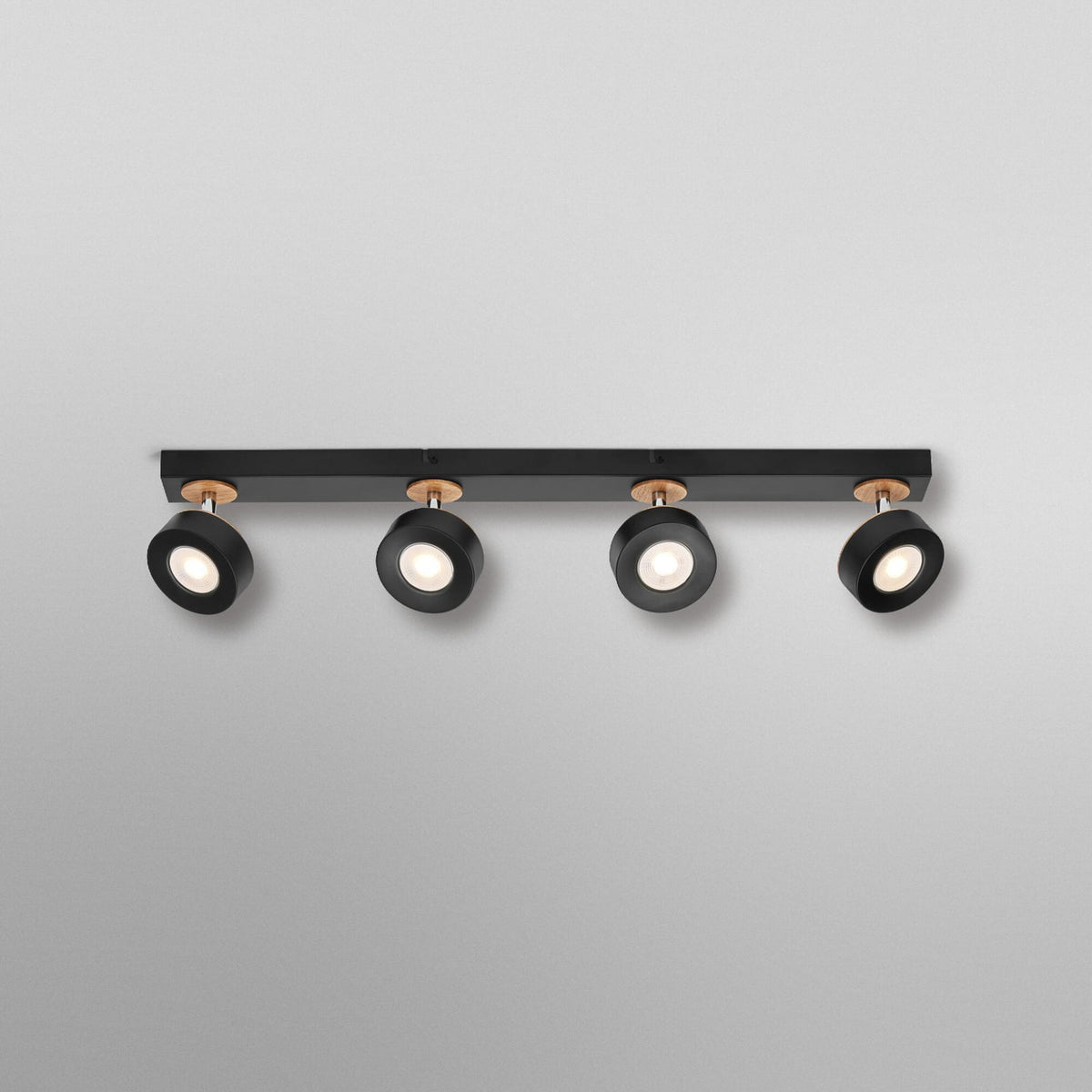 Montert LED takspot Pluto 4-lys svart metall og tre i rom