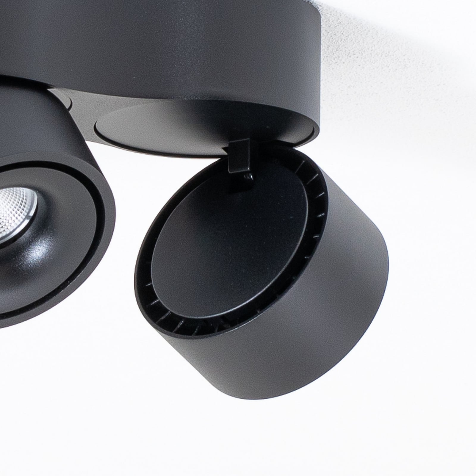 LED-takspot Rotari 3-lys svart dimbar svingbar sideprofil