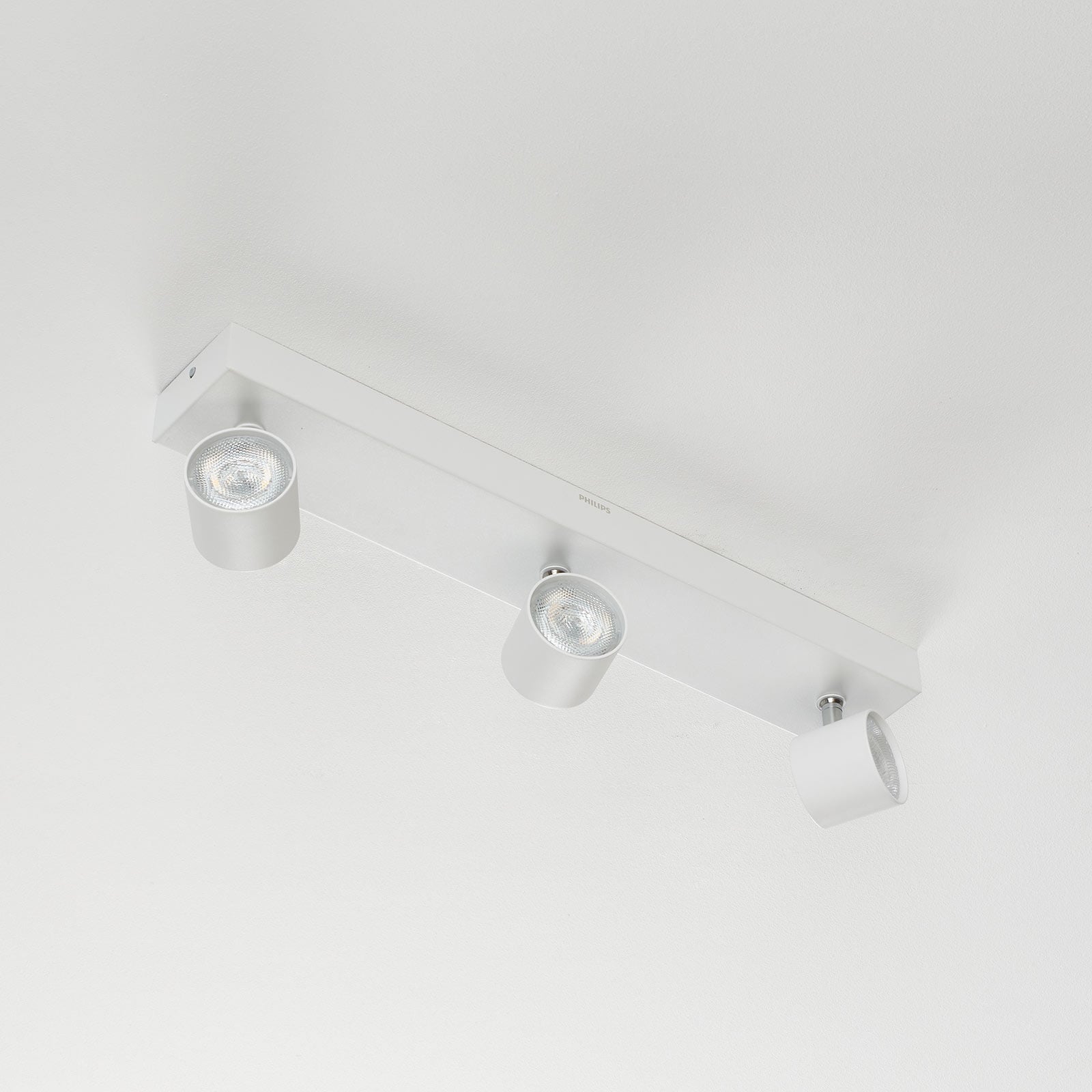 LED takspot Star 3-lys hvit dimbar WarmGlow 2700K nærbilde av metallmateriale