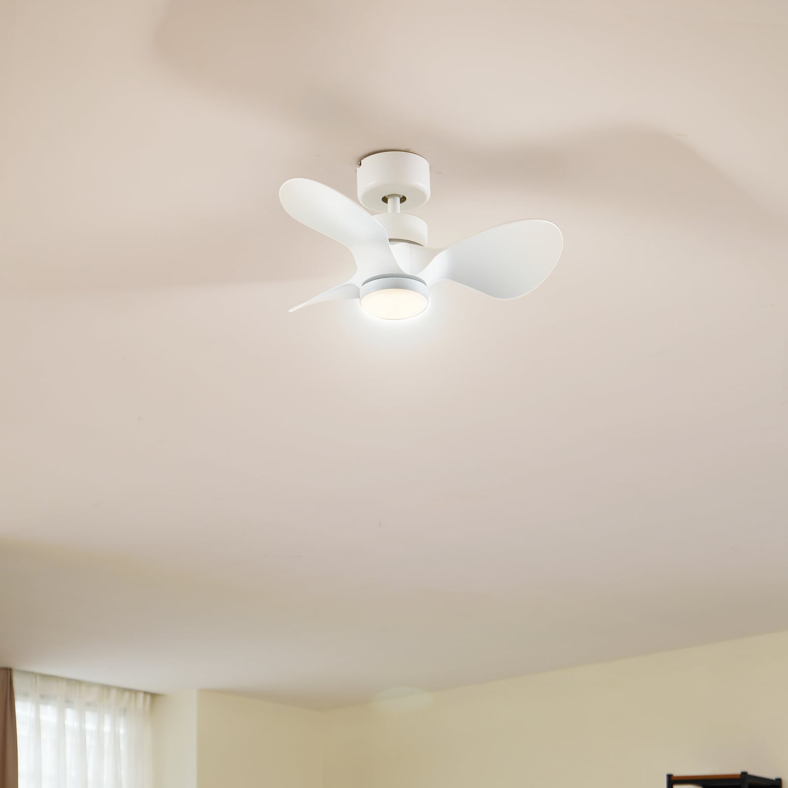 Detalj av LED takvifte Enon dimbar CCT hvit DC Ø61 cm motor