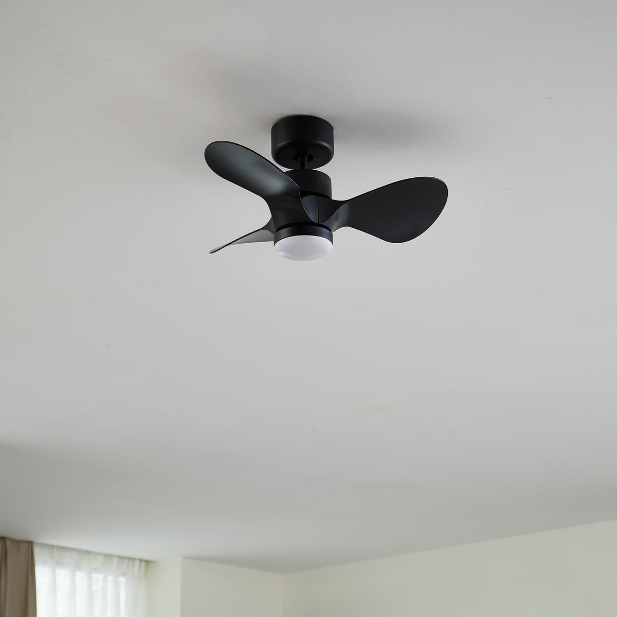 LED takvifte Enon dimbar CCT svart DC Ø61 cm detalj av vifteblader