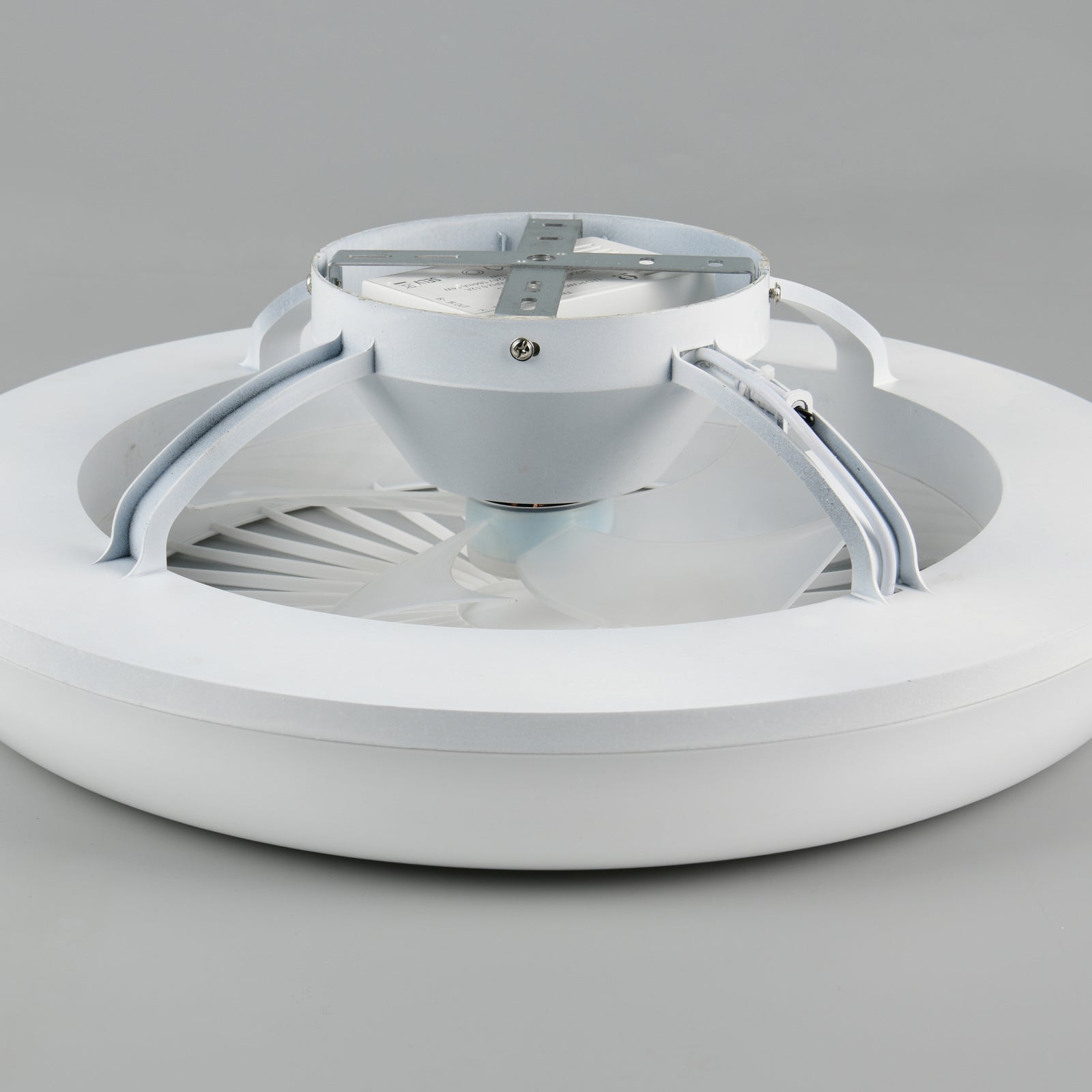 LED takvifte Mora dimbar CCT Ø45 cm med fjernkontroll montert i rom