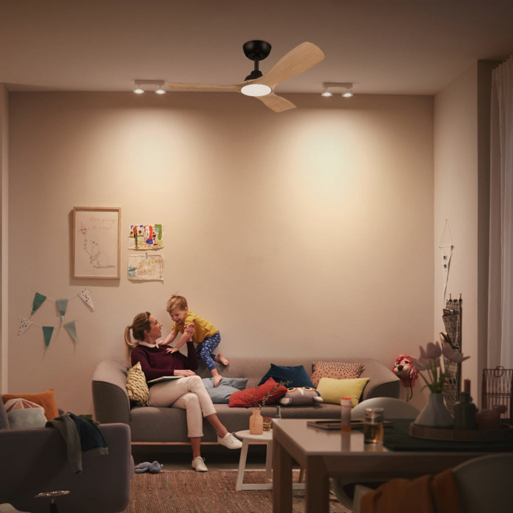 Detalj av LED takvifte Olas dimbar Ø106 cm trefarget/svart