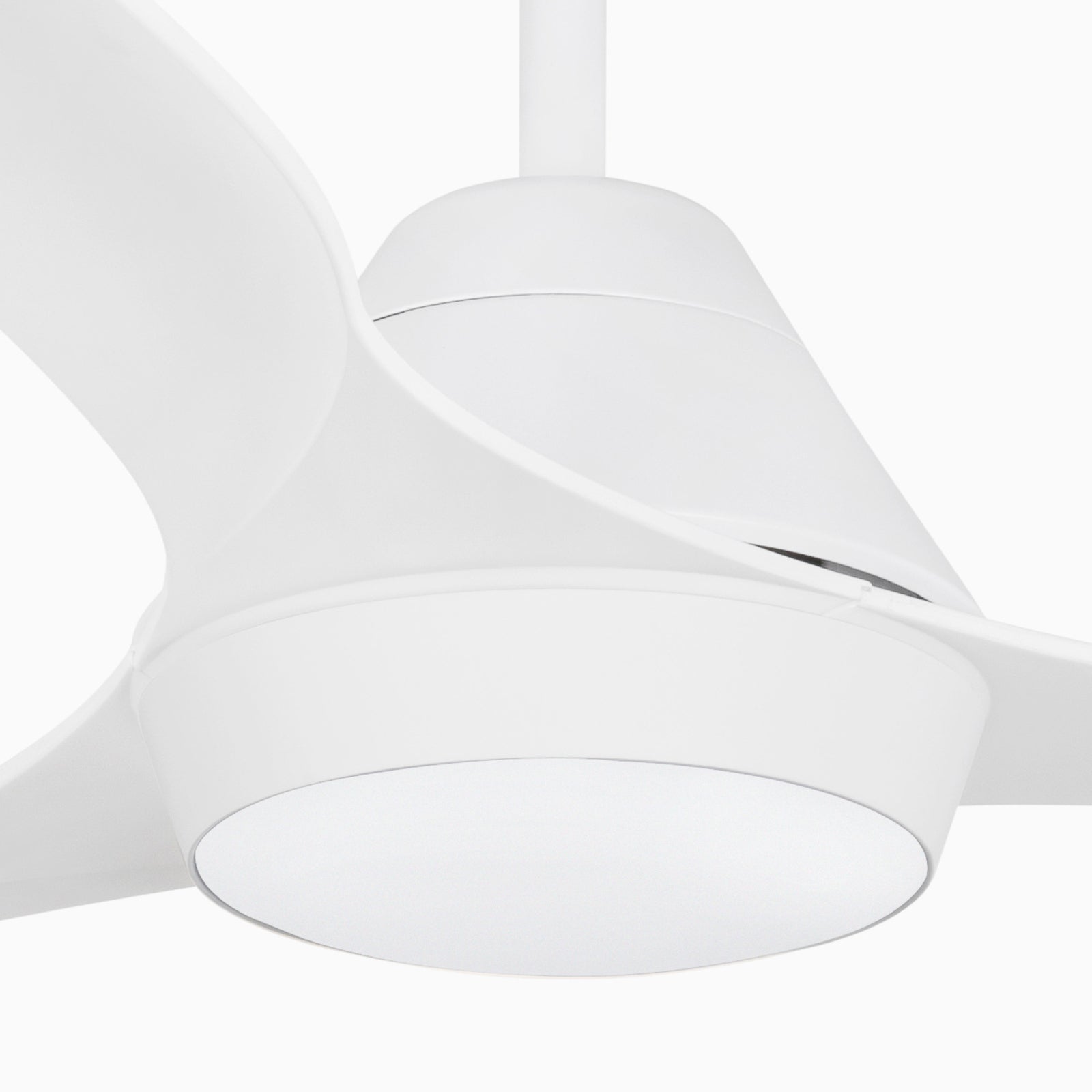 Nærbilde av vinge på LED takvifte Polaris L 3 vinger Ø132 cm hvit med fjernkontroll