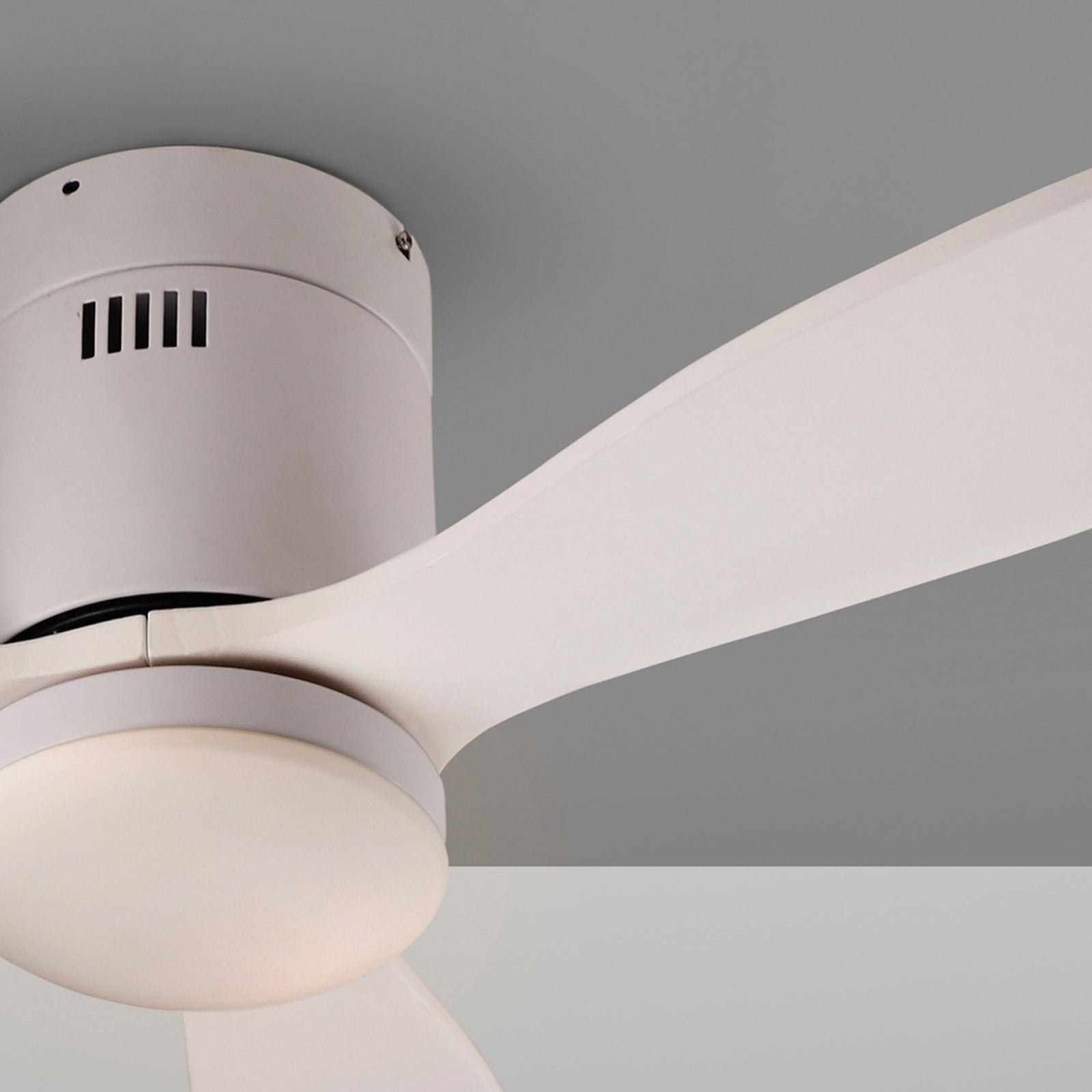 Montert LED-takvifte Siroco Mini med fjernkontroll hvit i rom