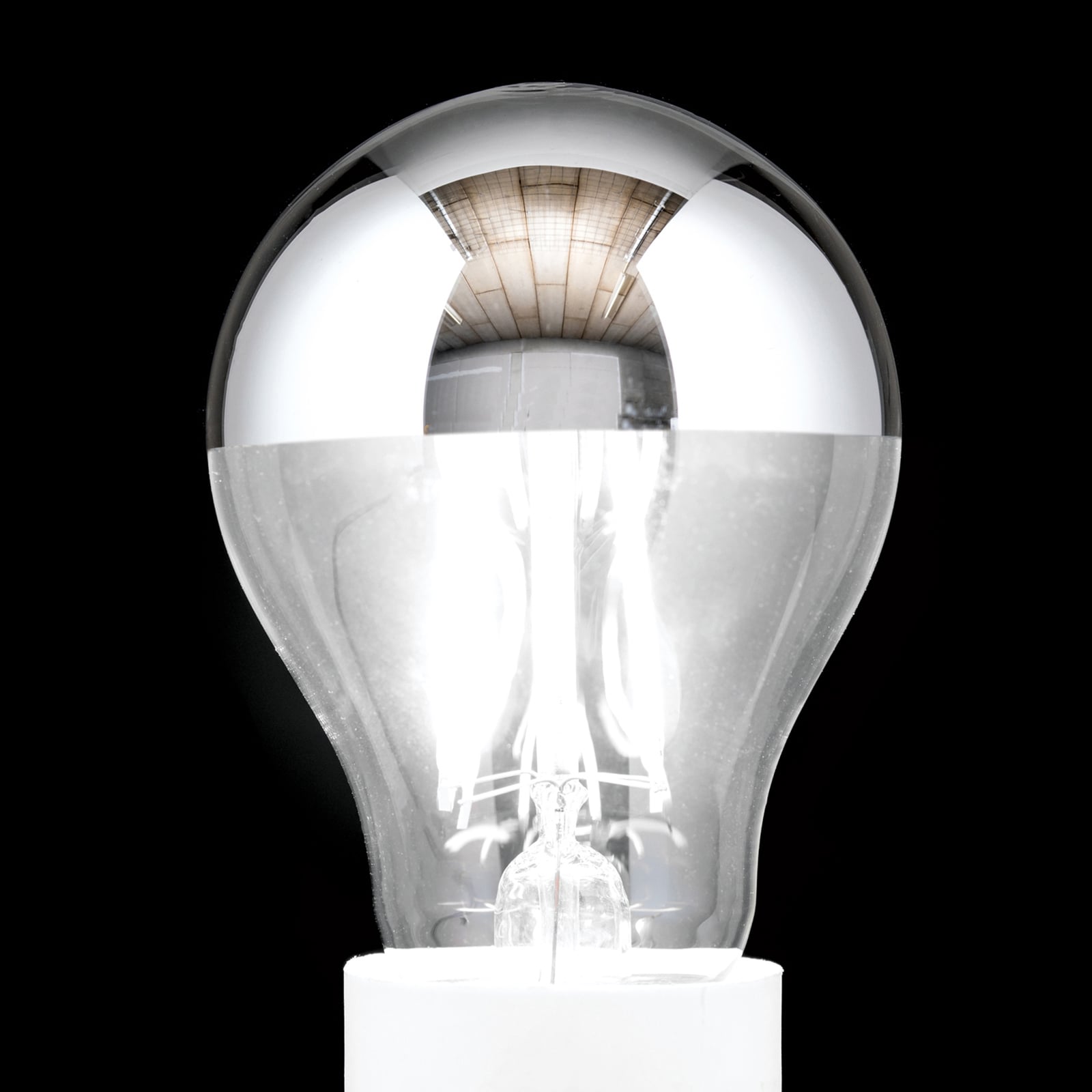 LED-toppforspeilet pære E27 8W 2700K dimbar - ORION montert i lampe