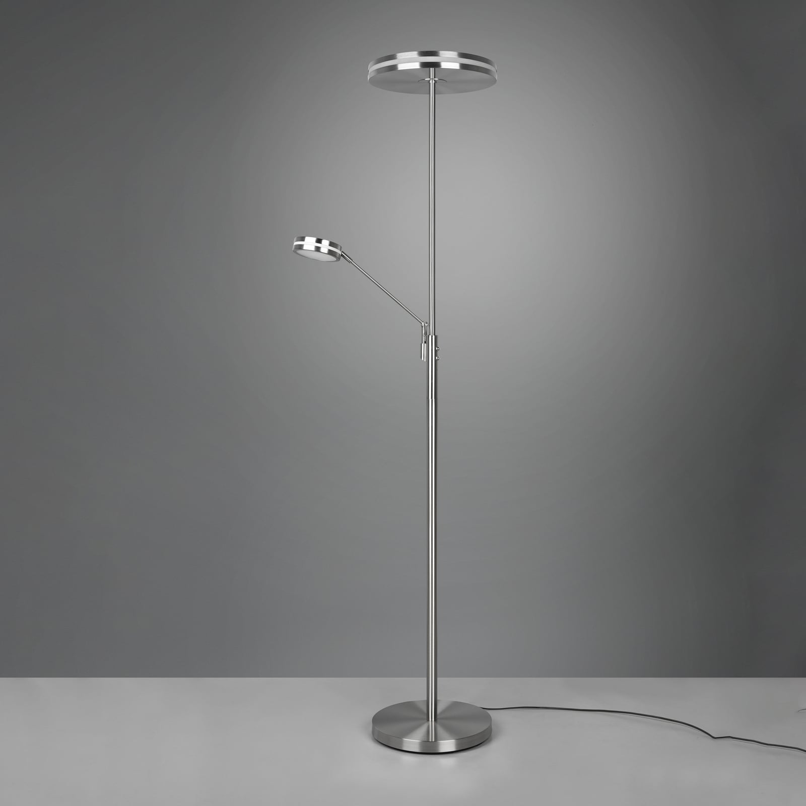 Nærbilde av leselampen på LED uplighter Franklin dimbar matt nikkel
