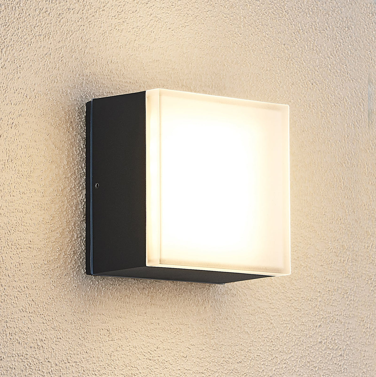 LED ute taklampe Mathea kantet aluminium detalj