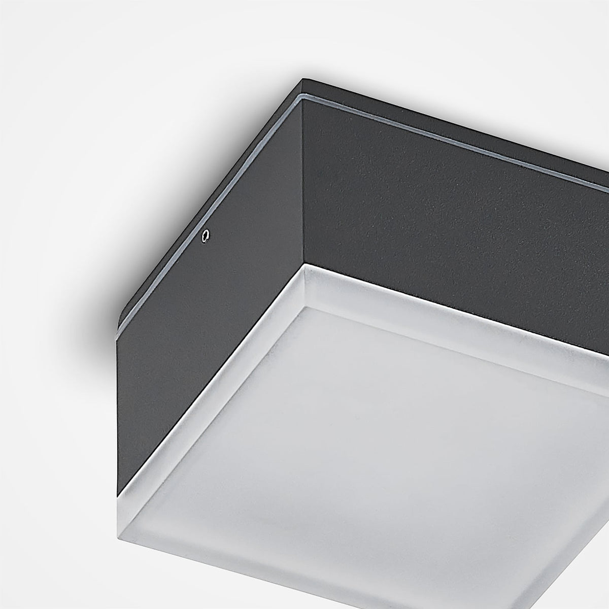 LED ute taklampe Mathea kantet aluminium nærbilde