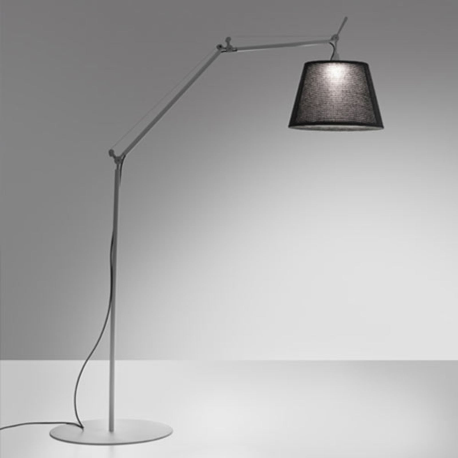 LED utegulvlampe Tolomeo Paralume Outdoor svart IP44 montert på terrasse